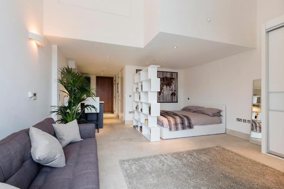Elegant Penthouse Retreat Near Bridgecheckhostprofile Lägenhet London