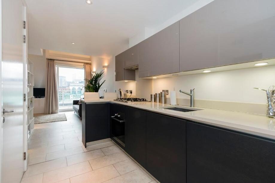 Elegant Penthouse Retreat Near Bridgecheckhostprofile Lägenhet London