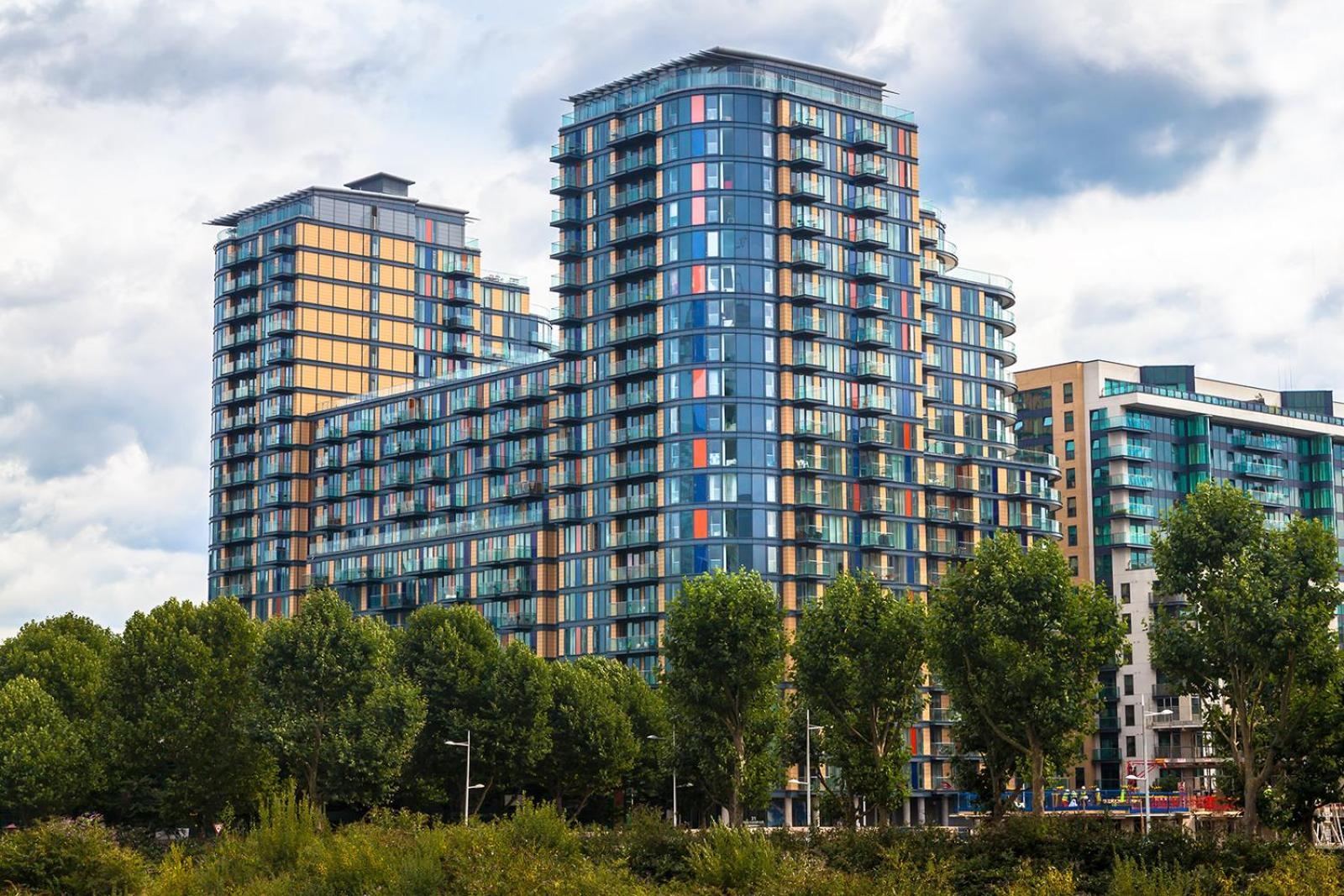 5 Minutes To Station, River Views, Balcony, Gym * Londen