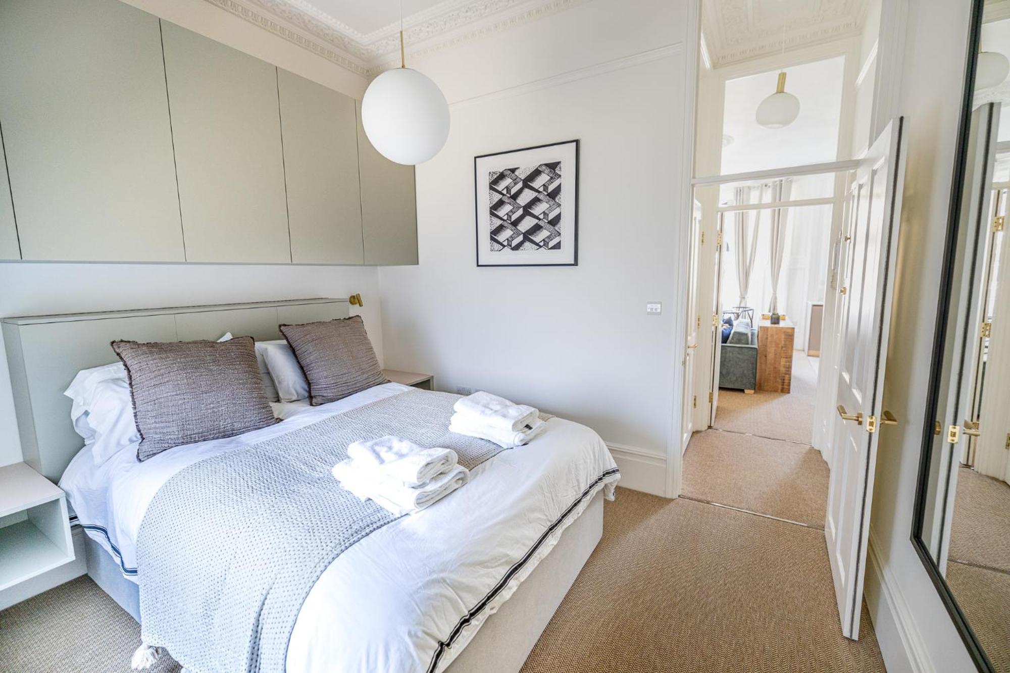 Elegant 1 Bed Kensington Flat- Sleeps 4 Apartment London