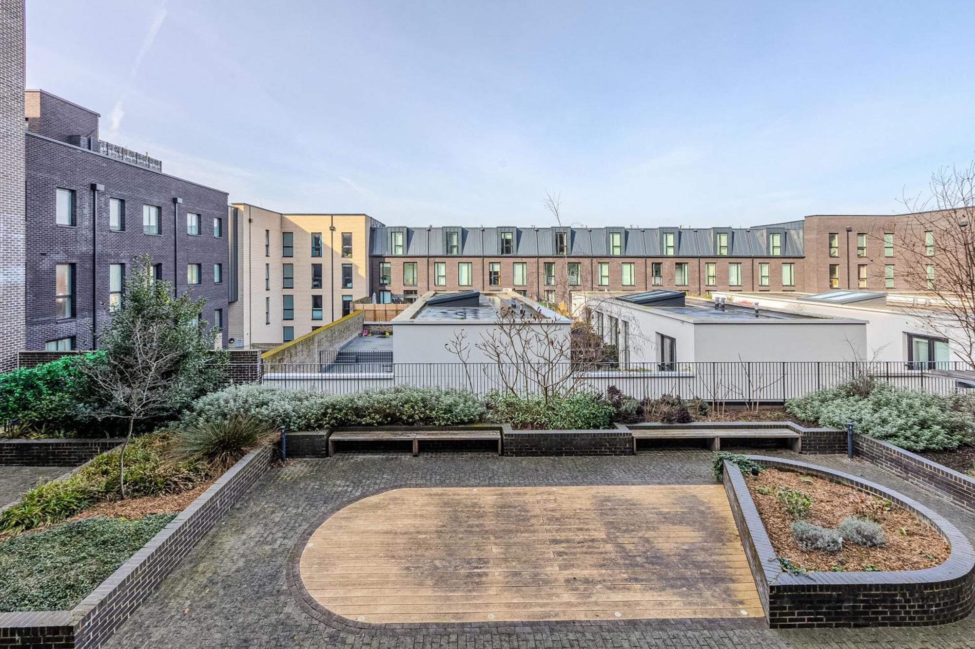 Bright 1 Bdr With Terrace & Great Travel Links Leilighet London
