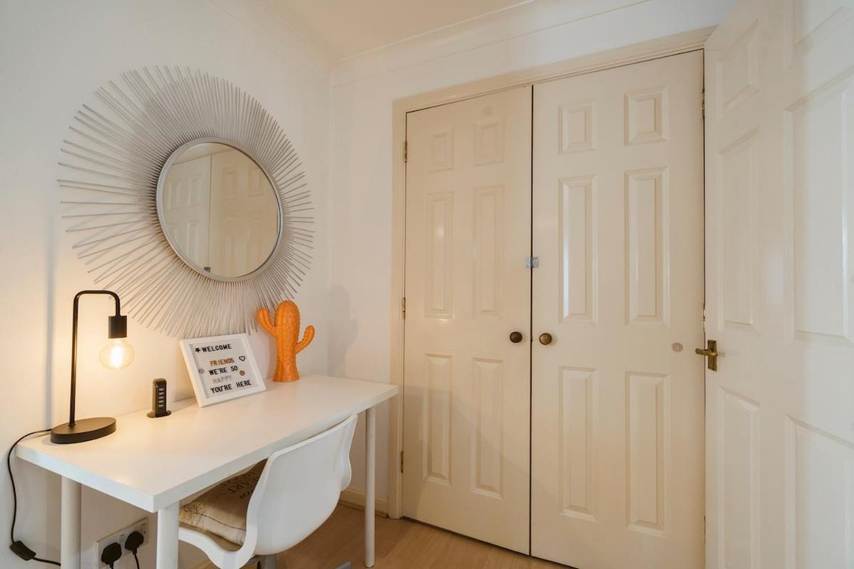 Cosy 2 Bdr Flat 5 Min To Excel Free Car Parking Apartment