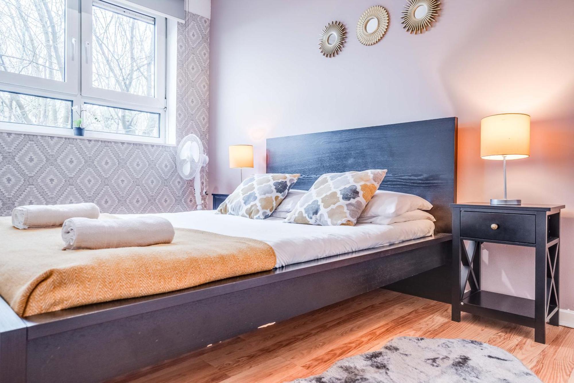 Leo's Place In Mile End 2 Double Beds, 1 Bunk Bed, Max 6, Spacious, Ideal For Families Apartment *