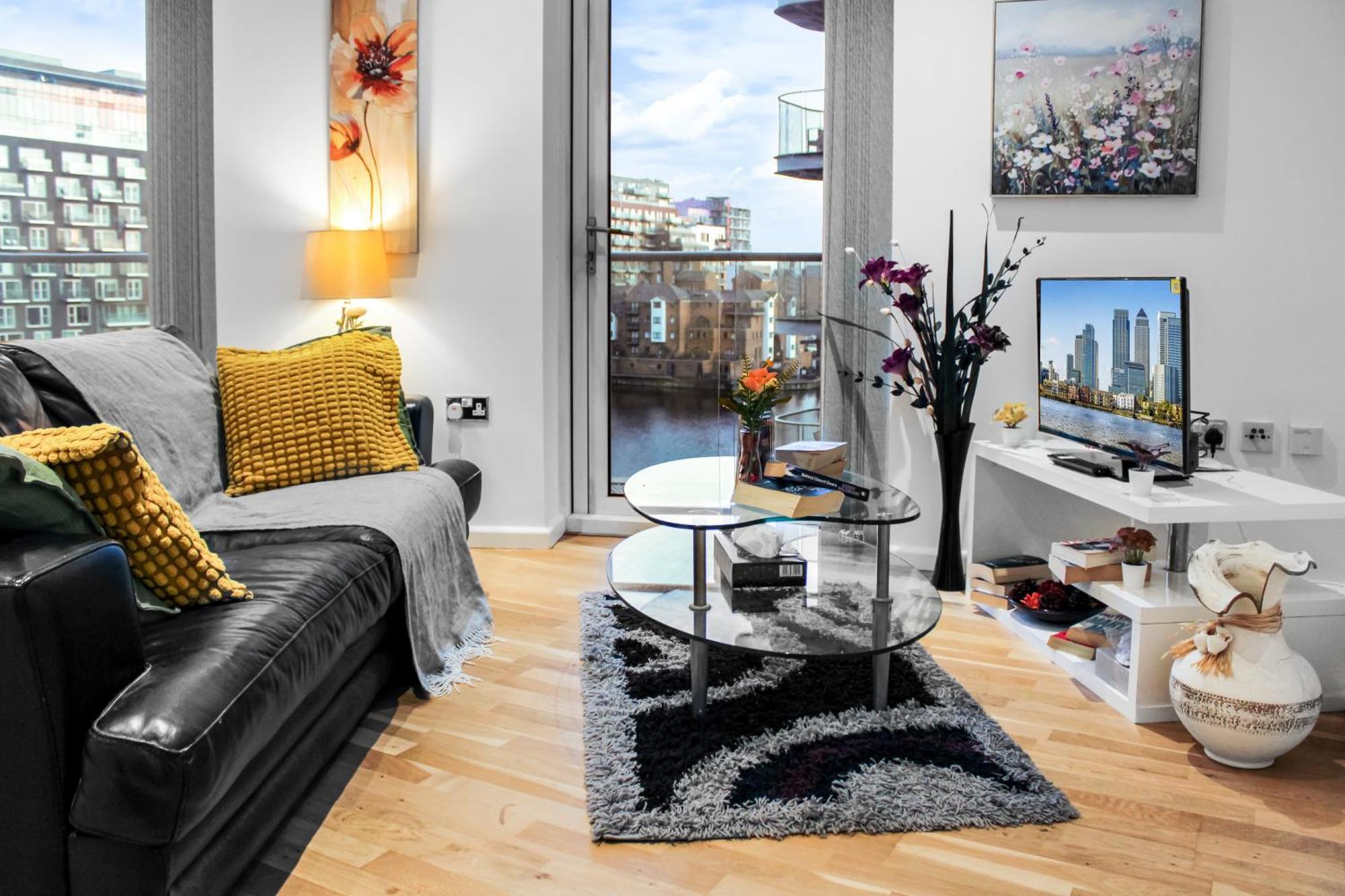 5 Minutes To Station, River Views, Balcony, Gym Londen