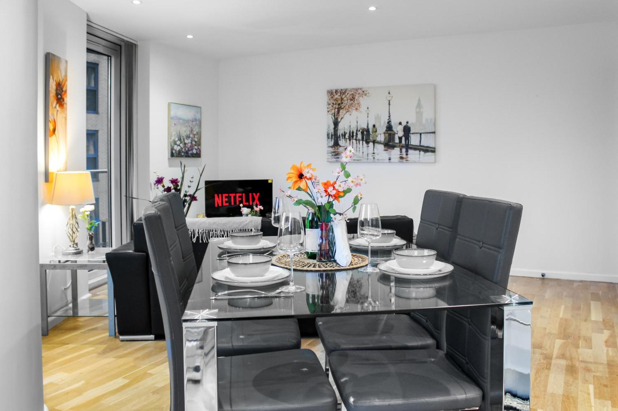 5 Minutes To Station, River Views, Balcony, Gym Appartement Londen