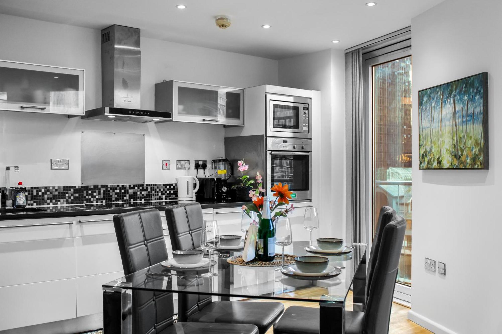 5 Minutes To Station, River Views, Balcony, Gym * Londen