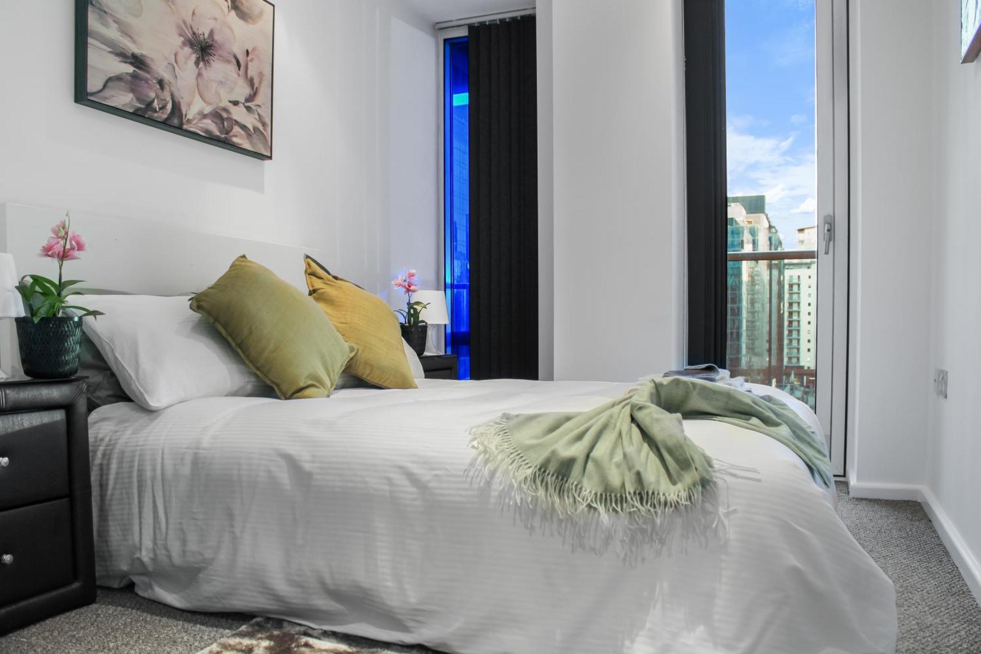 5 Minutes To Station, River Views, Balcony, Gym * Londen