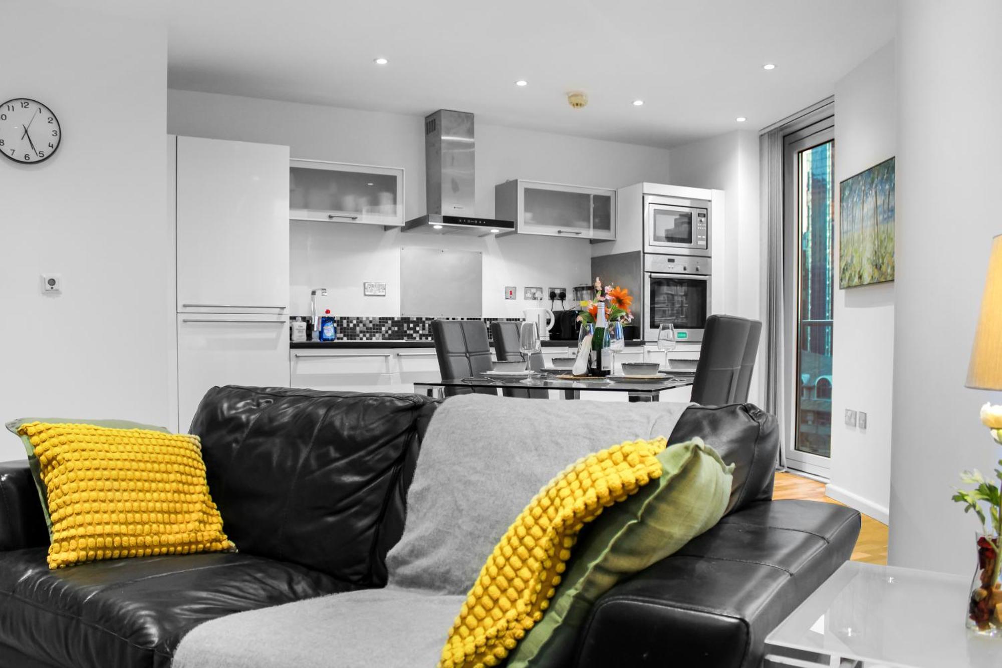 5 Minutes To Station, River Views, Balcony, Gym Appartement Londen
