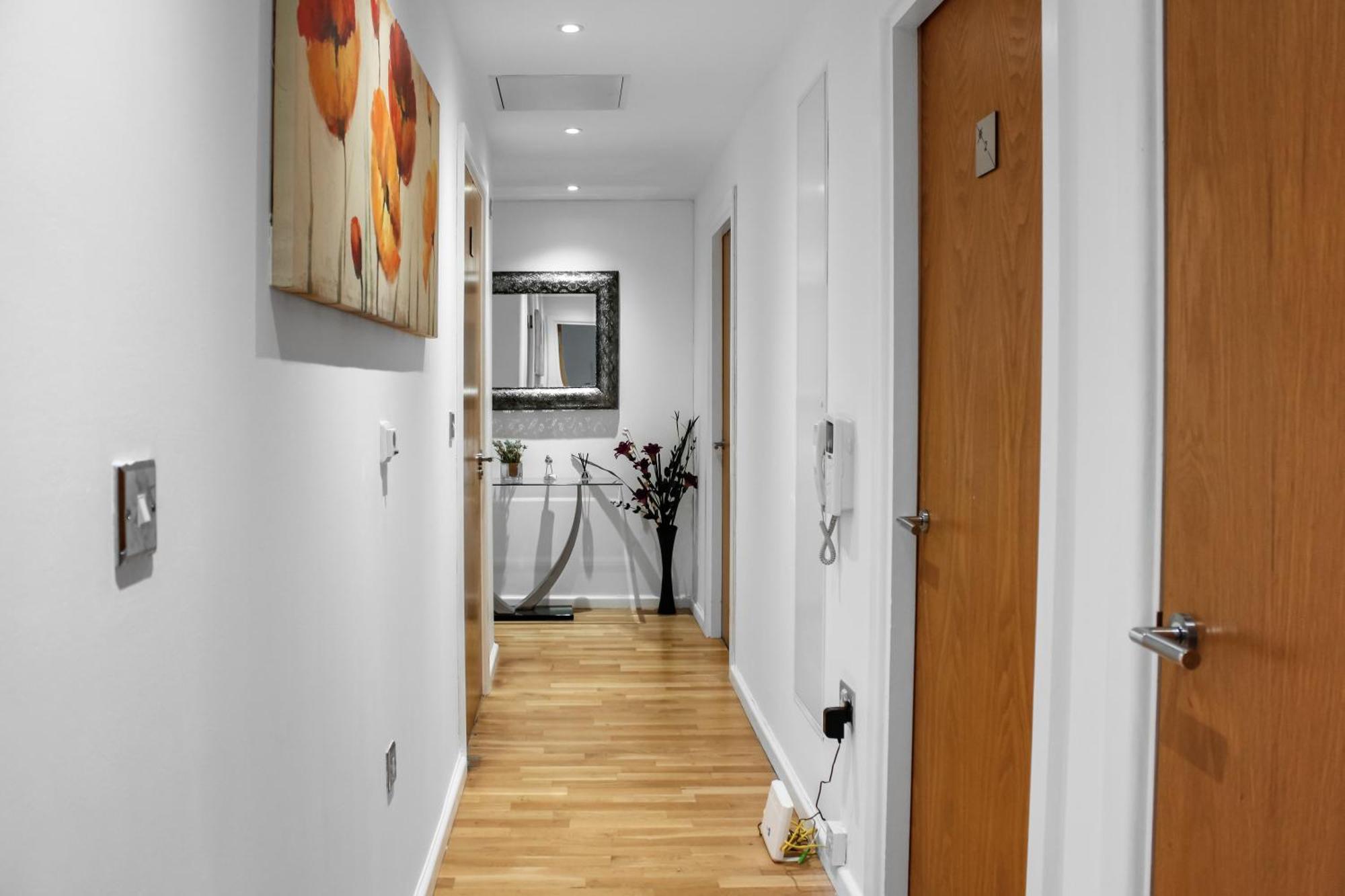 Appartement 5 Minutes To Station, River Views, Balcony, Gym