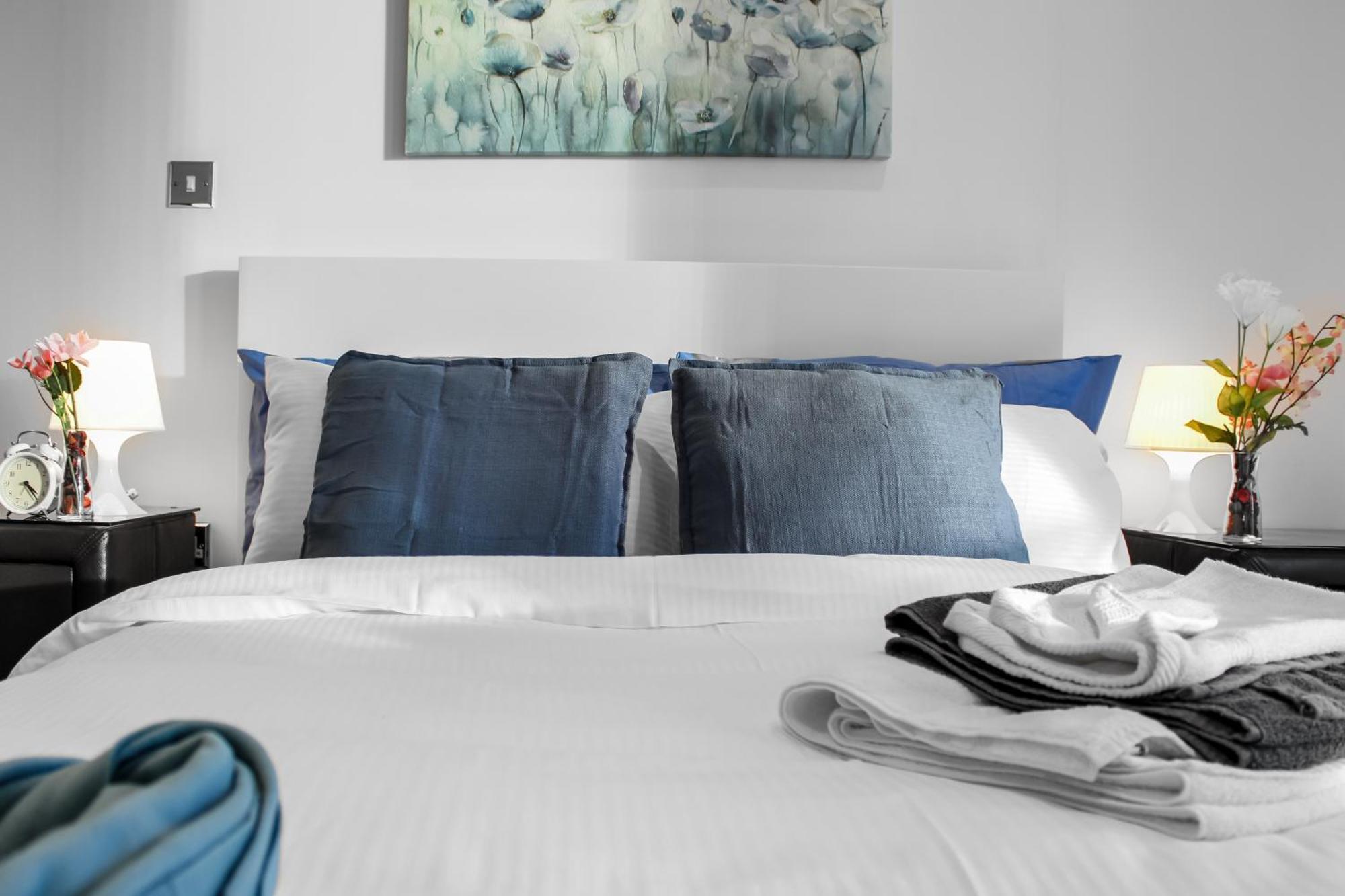 5 Minutes To Station, River Views, Balcony, Gym Appartement *