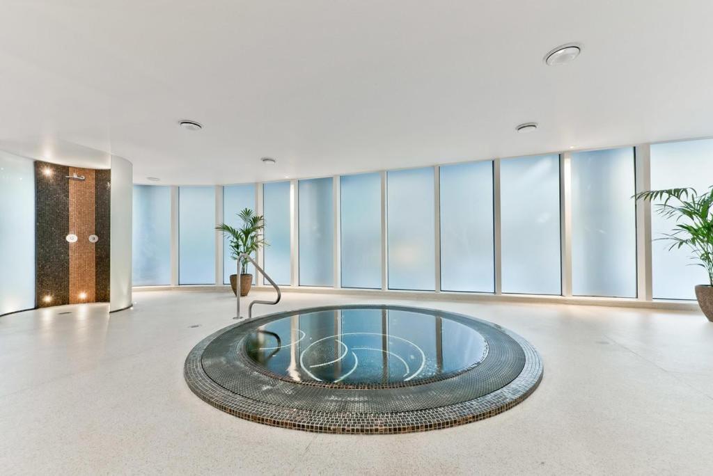 Appartement 5 Minutes To Station, River Views, Balcony, Gym Londen