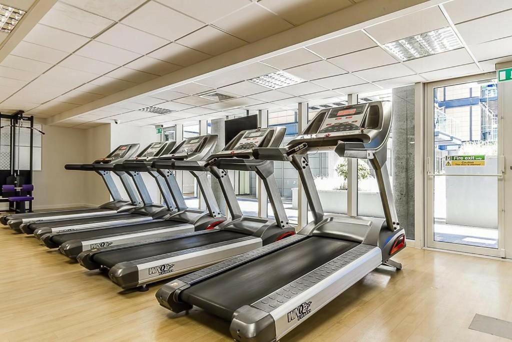 5 Minutes To Station, River Views, Balcony, Gym Appartement Londen
