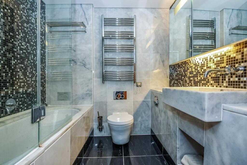 5 Minutes To Station, River Views, Balcony, Gym Appartement