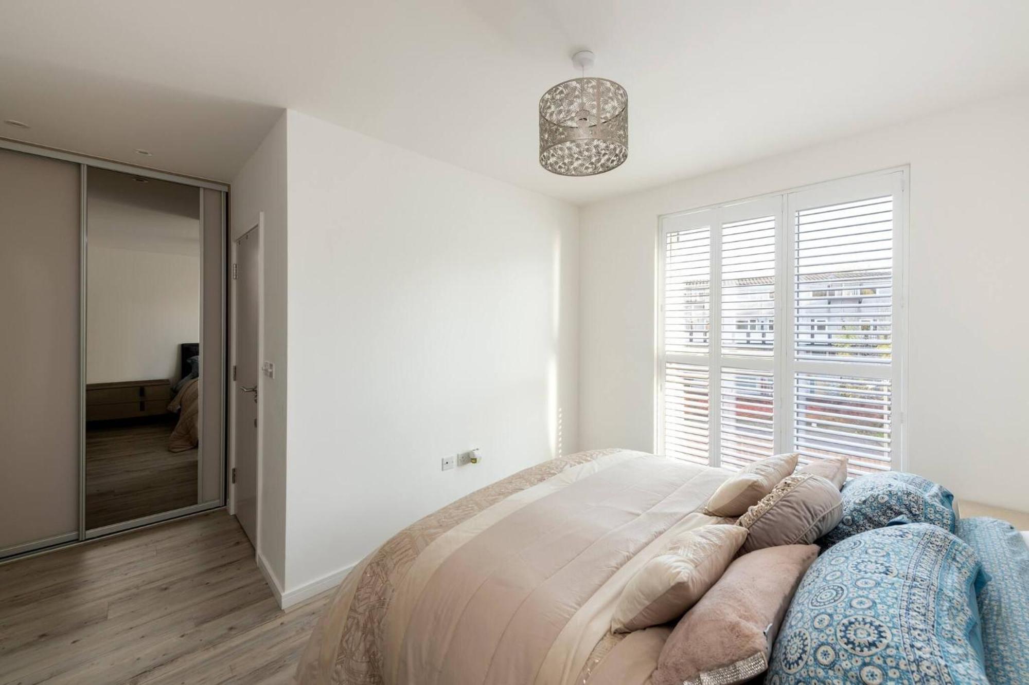 Apartment Stylish 3-bed Townhouse With 3 Baths In Southgate *