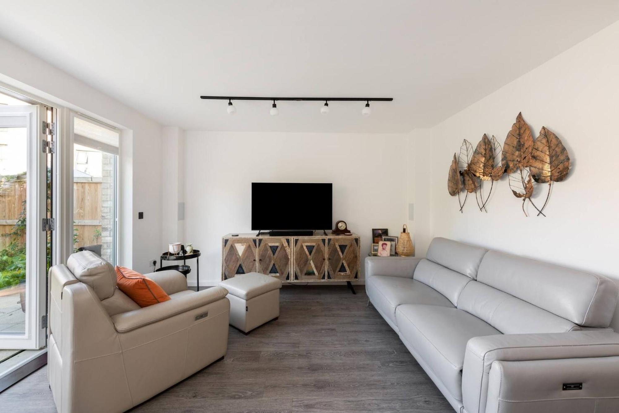 Stylish 3-bed Townhouse With 3 Baths In Southgate London