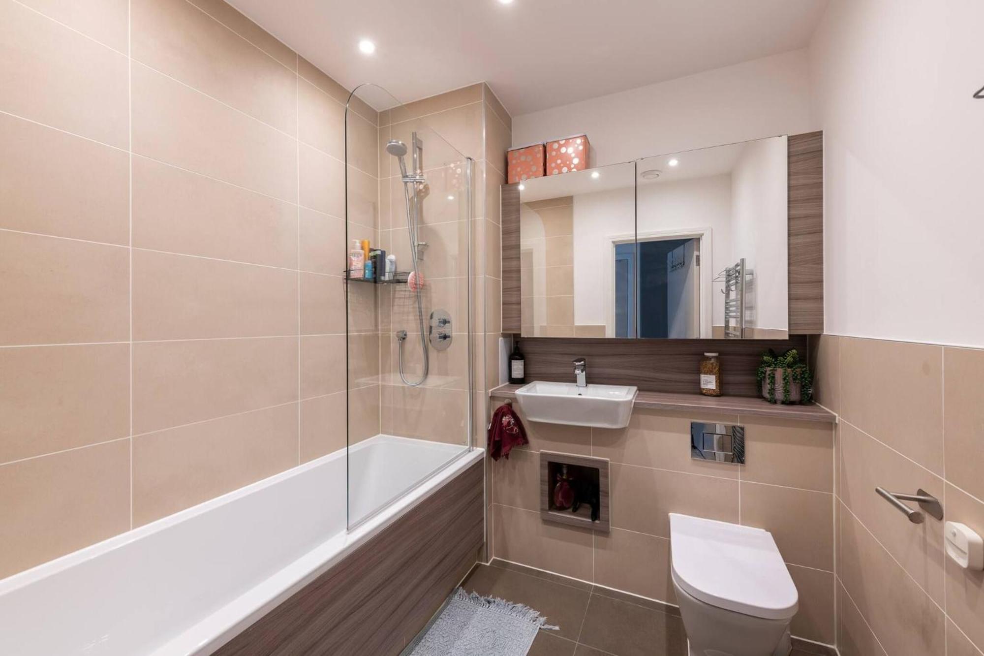 Stylish 3-bed Townhouse With 3 Baths In Southgate Apartment London