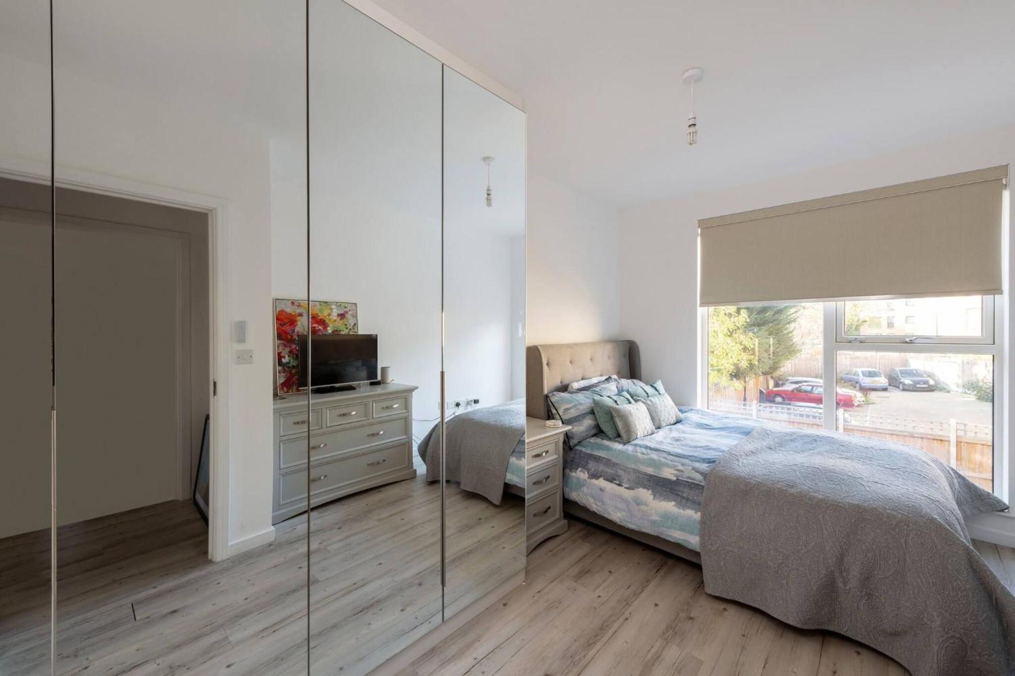Stylish 3-bed Townhouse With 3 Baths In Southgate London