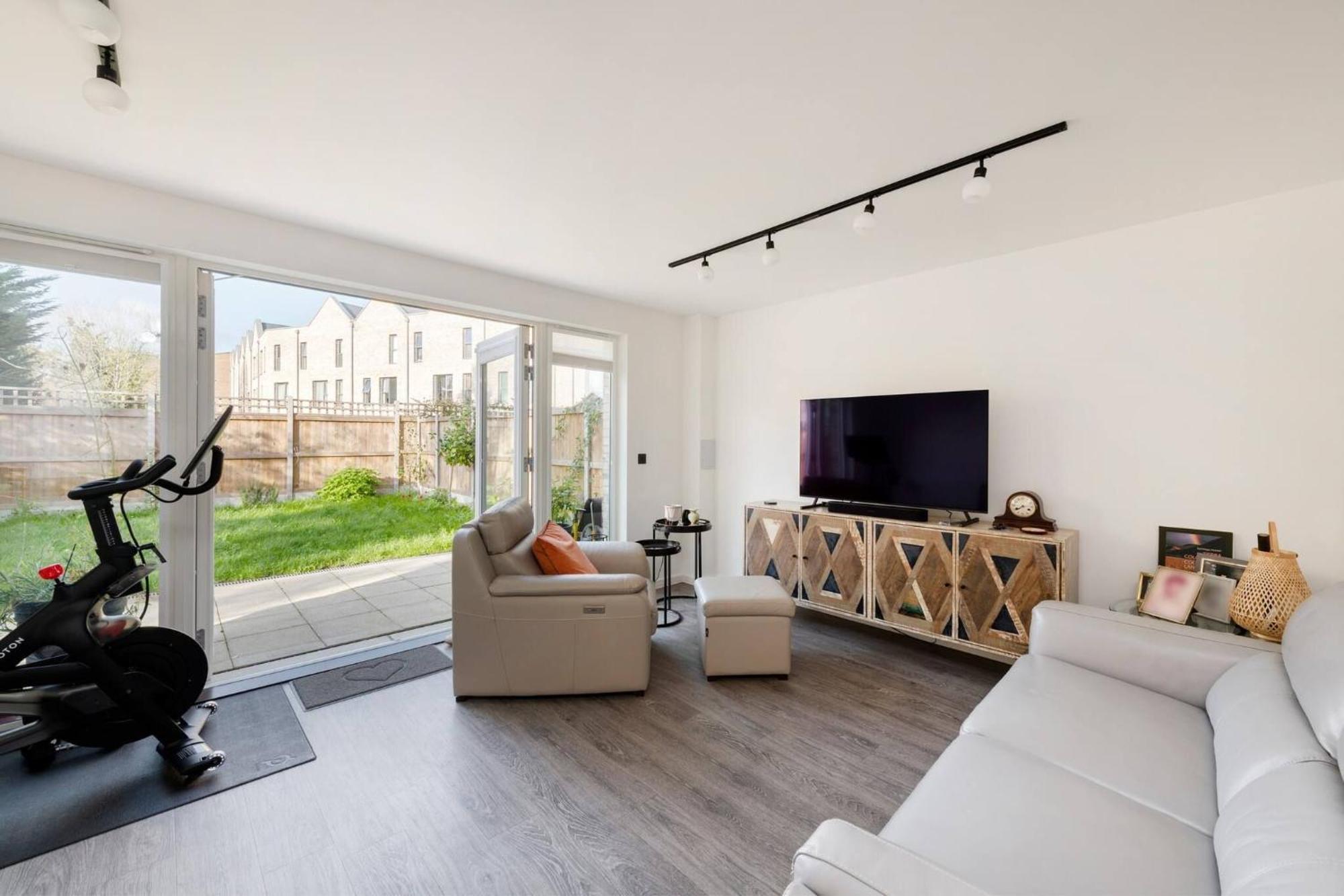 Stylish 3-bed Townhouse With 3 Baths In Southgate * London