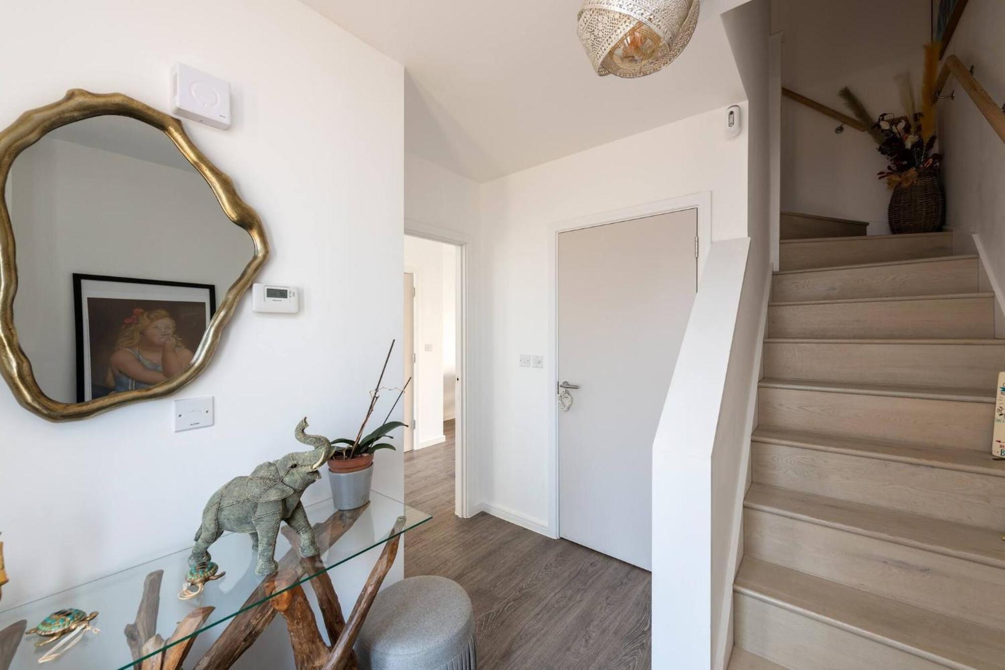 Stylish 3-bed Townhouse With 3 Baths In Southgate Apartment *