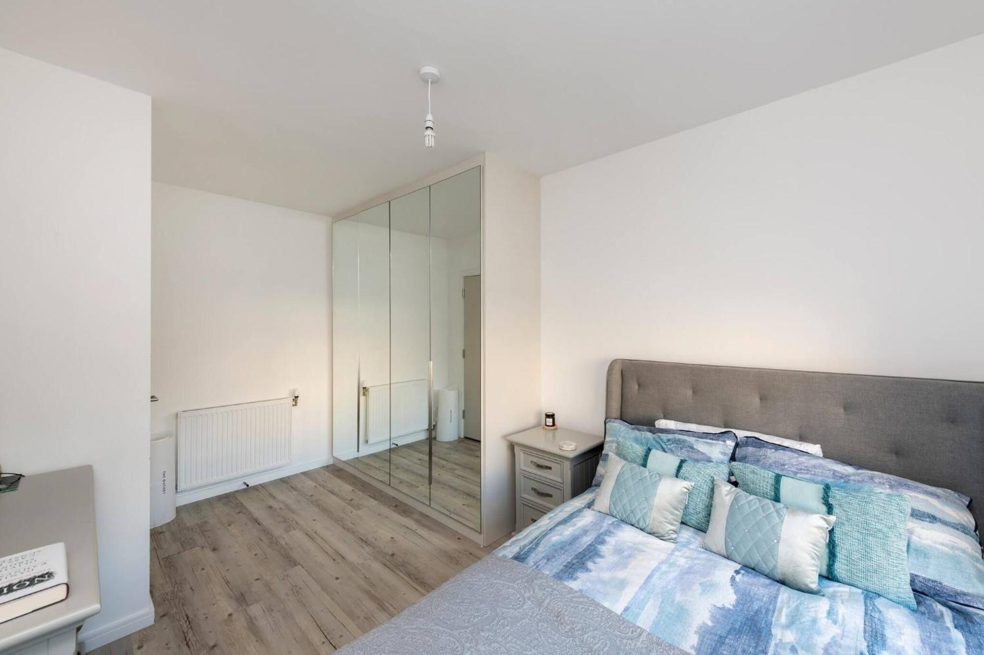 Apartment Stylish 3-bed Townhouse With 3 Baths In Southgate *