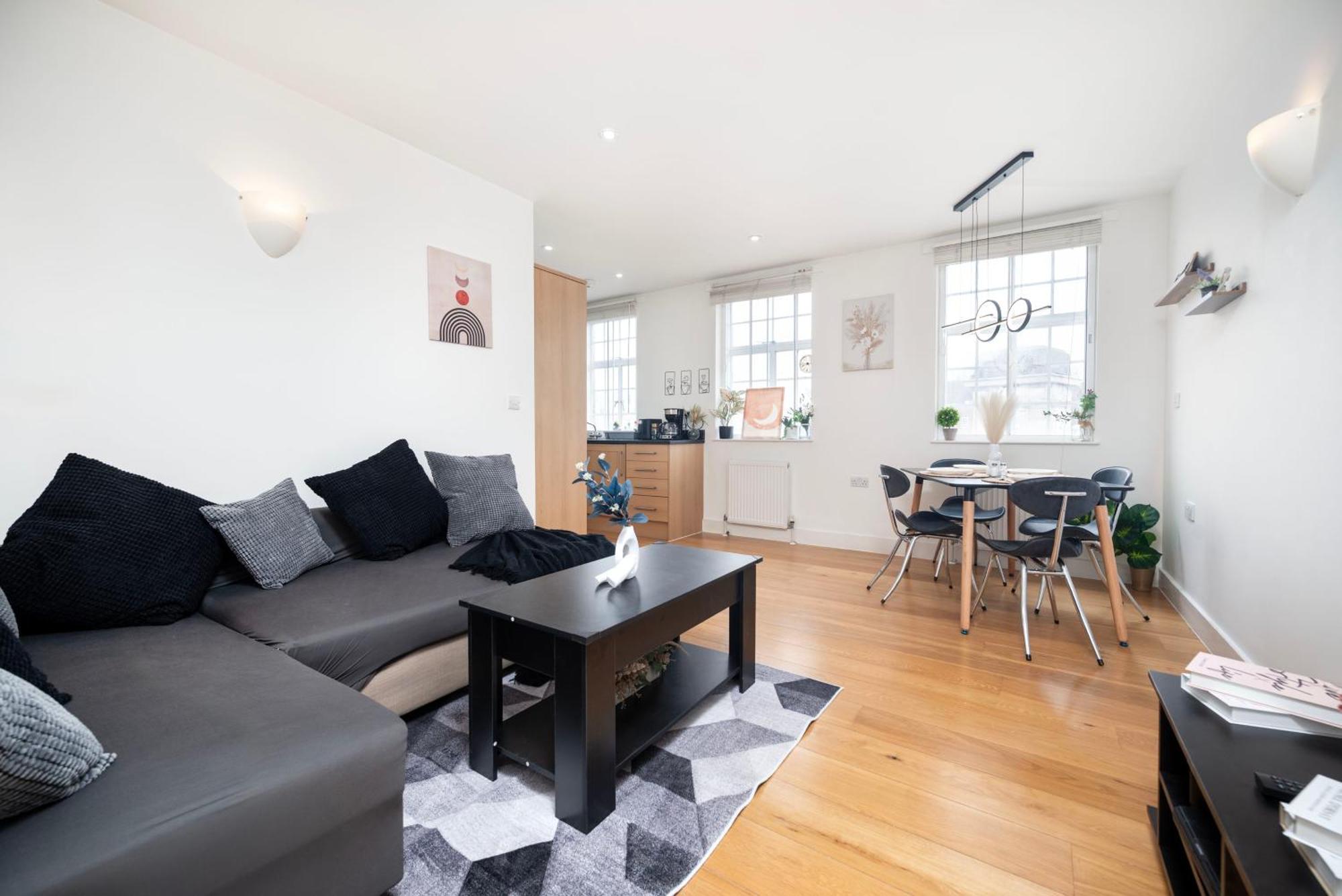 Family Friendly 2 Bed Apartment In Heart Of Stockwell, Free Wifi 12 Mins To Buckingham Palace & Kings Cross Apartment *