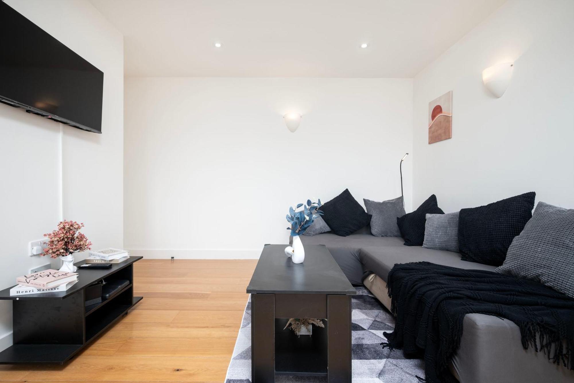 Family Friendly 2 Bed Apartment In Heart Of Stockwell, Free Wifi 12 Mins To Buckingham Palace & Kings Cross Apartment *