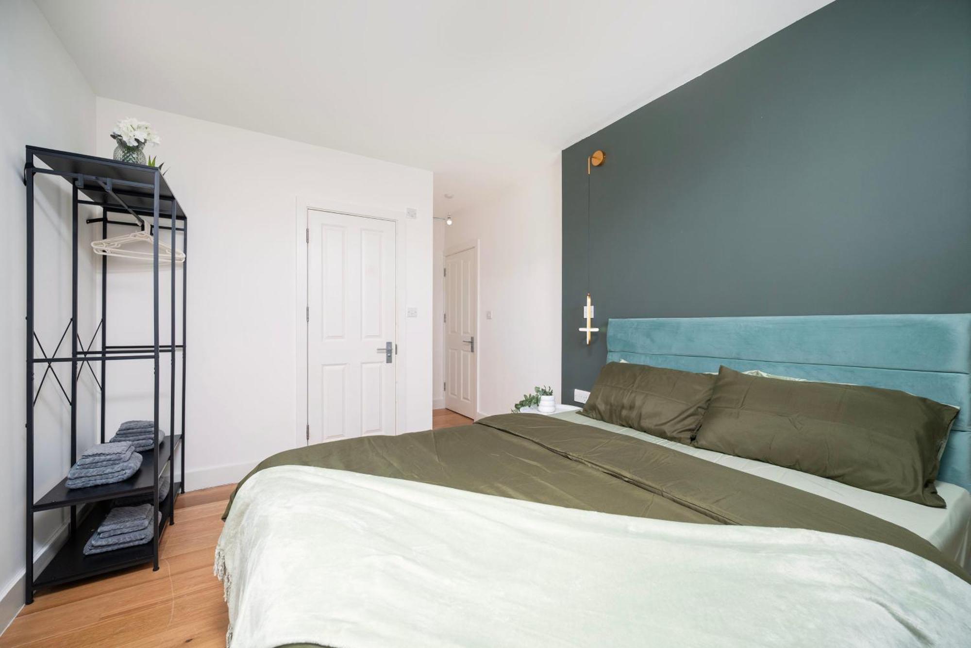 Family Friendly 2 Bed Apartment In Heart Of Stockwell, Free Wifi 12 Mins To Buckingham Palace & Kings Cross London