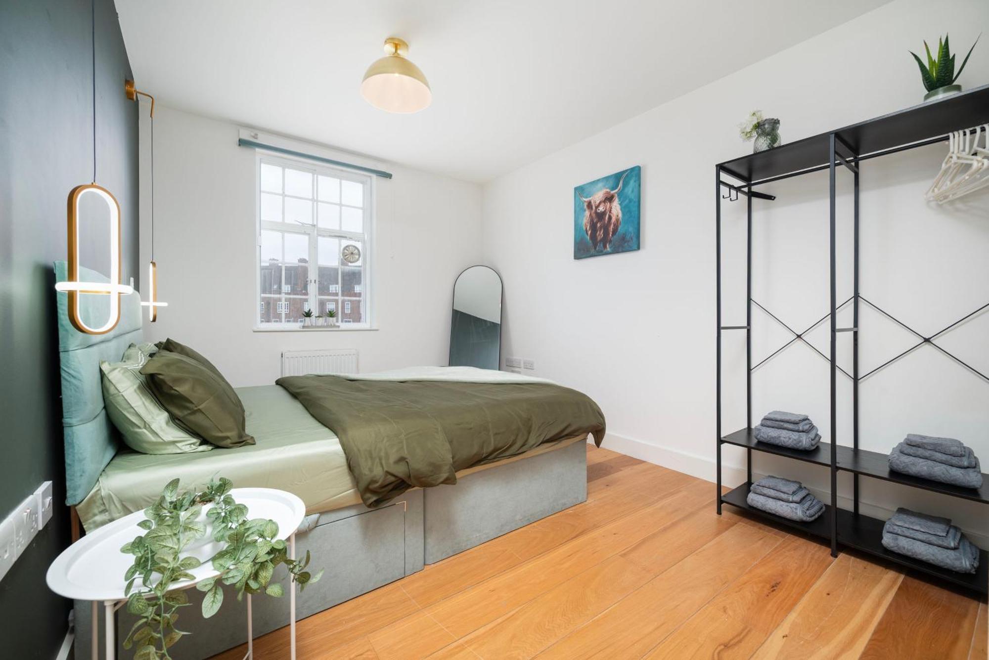Family Friendly 2 Bed Apartment In Heart Of Stockwell, Free Wifi 12 Mins To Buckingham Palace & Kings Cross Apartment *