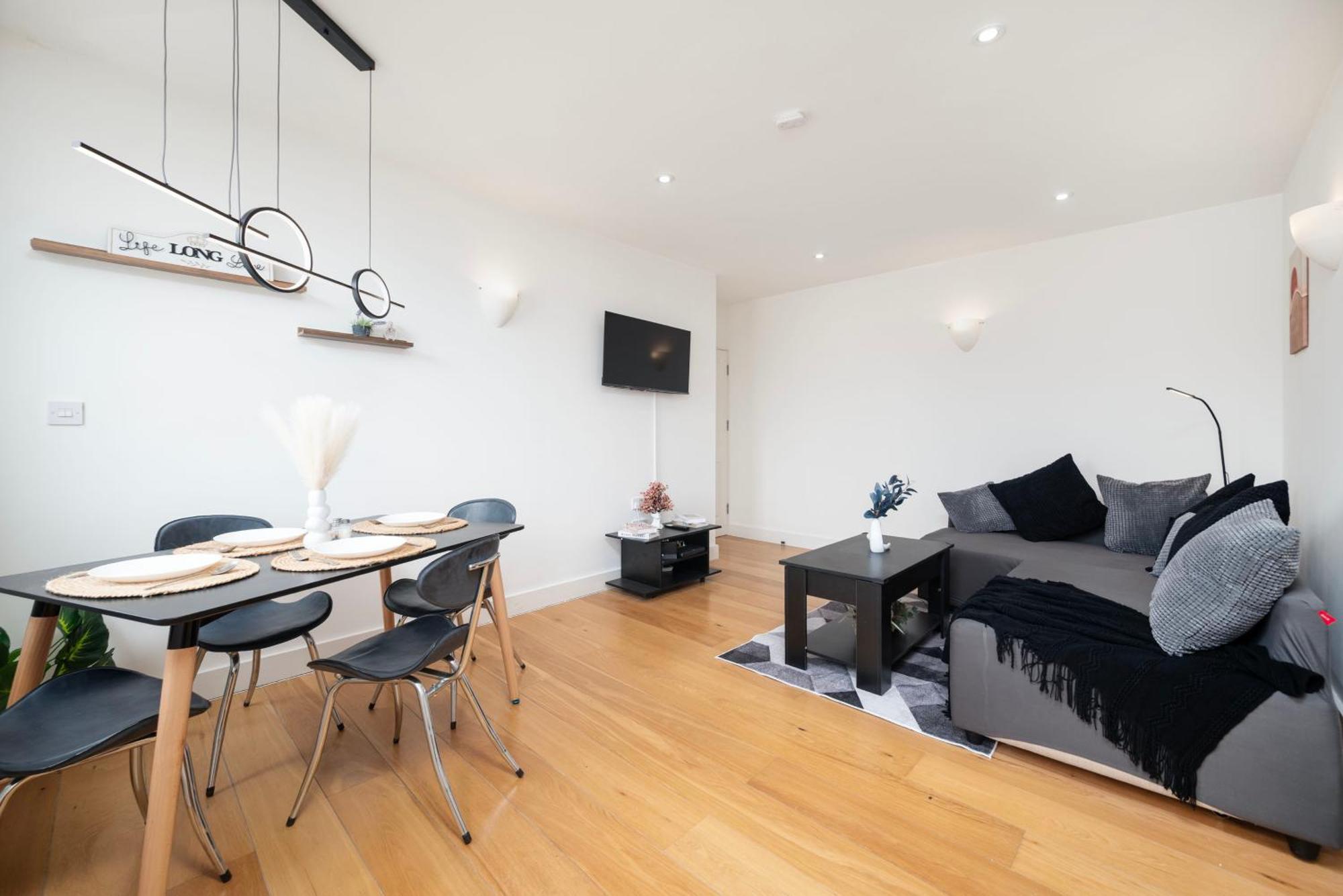 Family Friendly 2 Bed Apartment In Heart Of Stockwell, Free Wifi 12 Mins To Buckingham Palace & Kings Cross