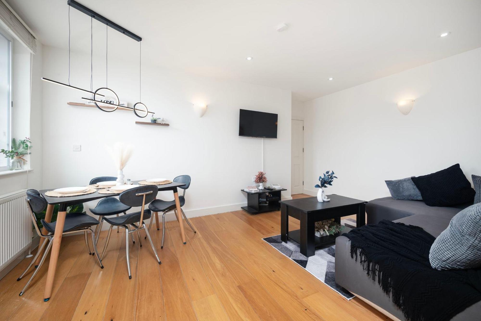 Family Friendly 2 Bed Apartment In Heart Of Stockwell, Free Wifi 12 Mins To Buckingham Palace & Kings Cross Apartment *