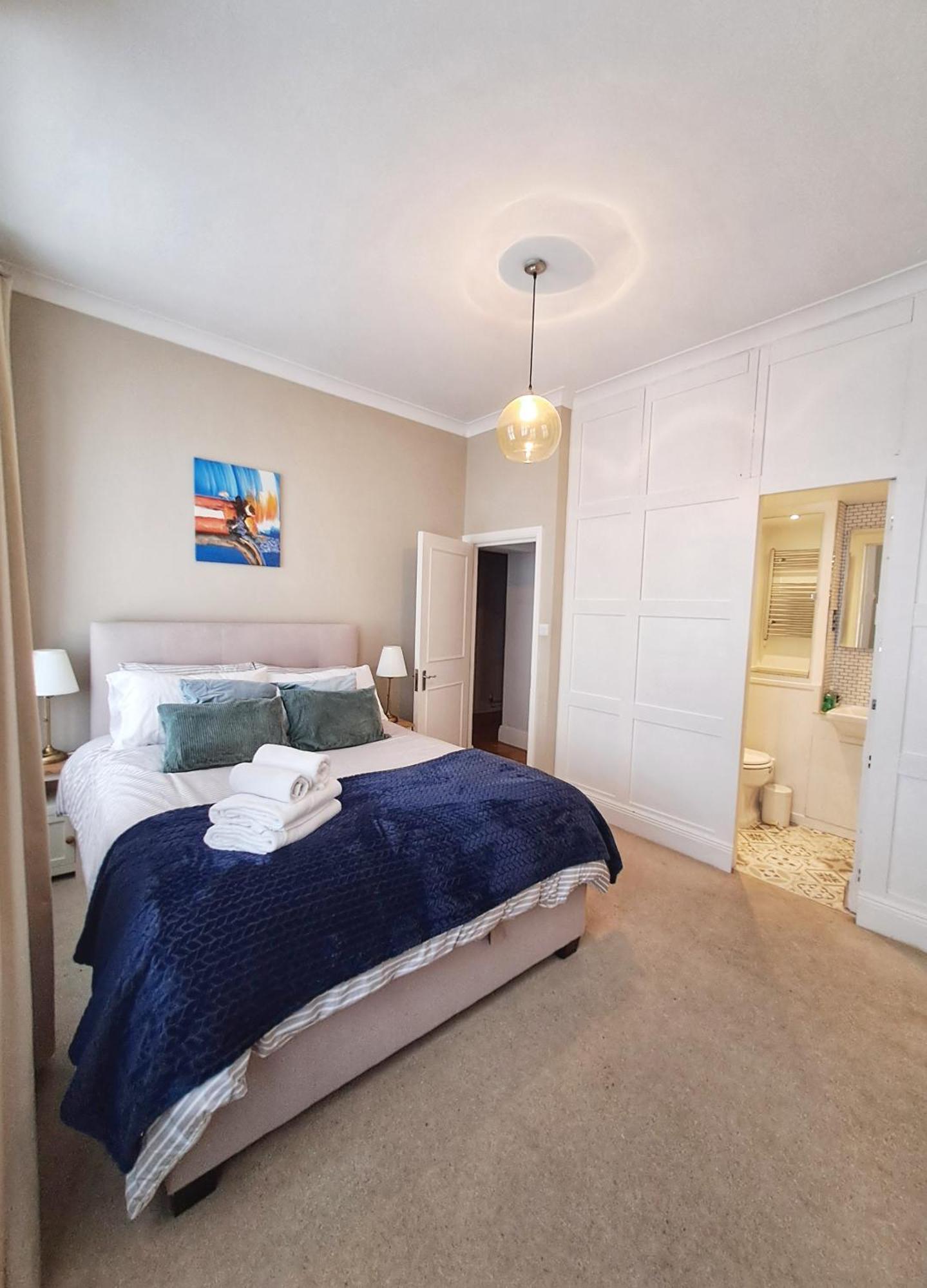 Apartment Luxury Victorian 2 Bed 2 Bath Flat E14 *