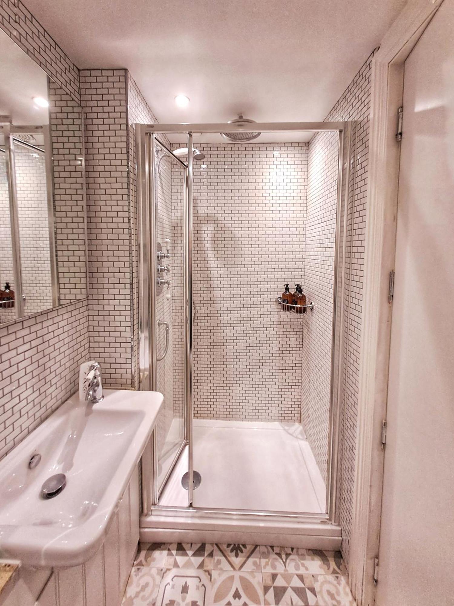 Apartment Luxury Victorian 2 Bed 2 Bath Flat E14 London