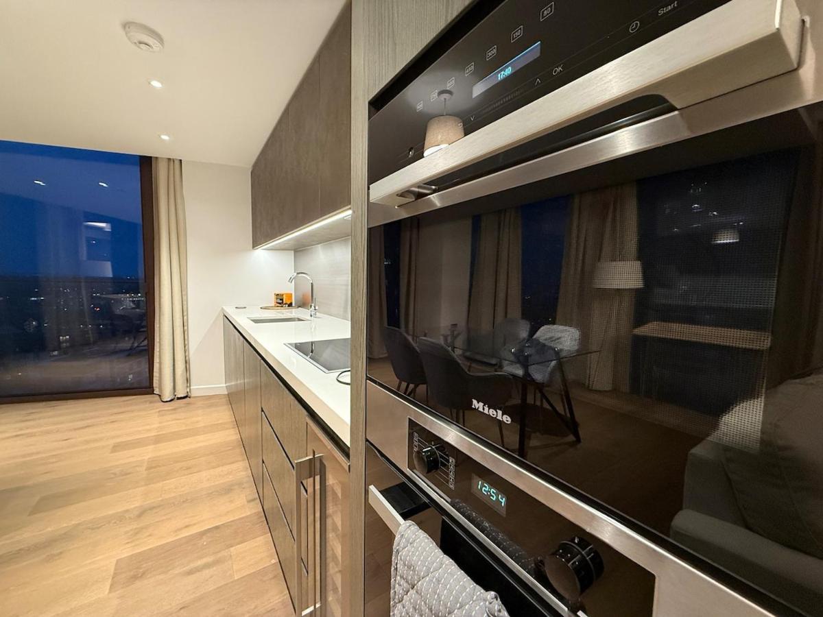 Large Luxury Riverside 2 Bedroom In Battersea Apartment London