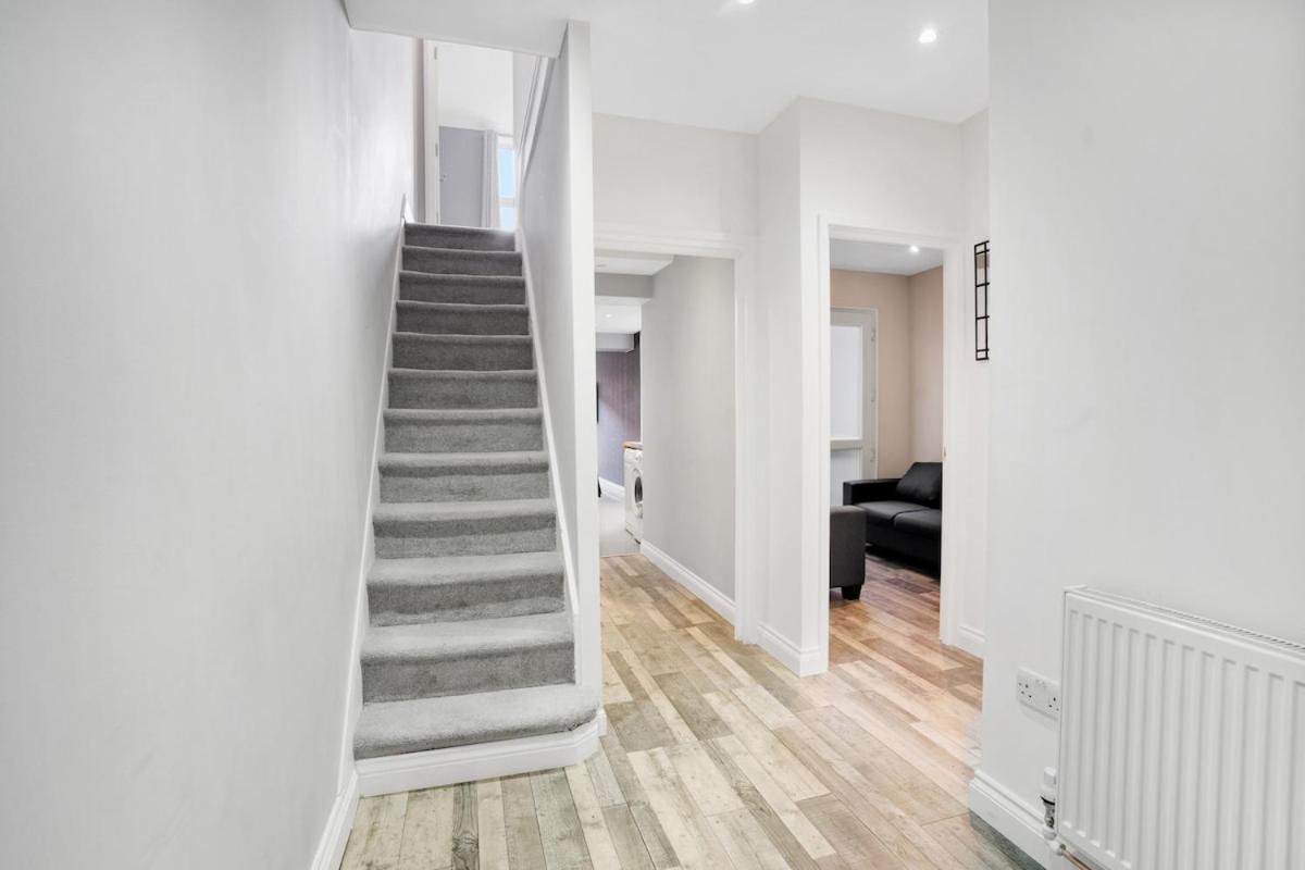 7 Bedroom, 3 Bathrooms, Garden, 20 Mins To Centre Appartement Londres