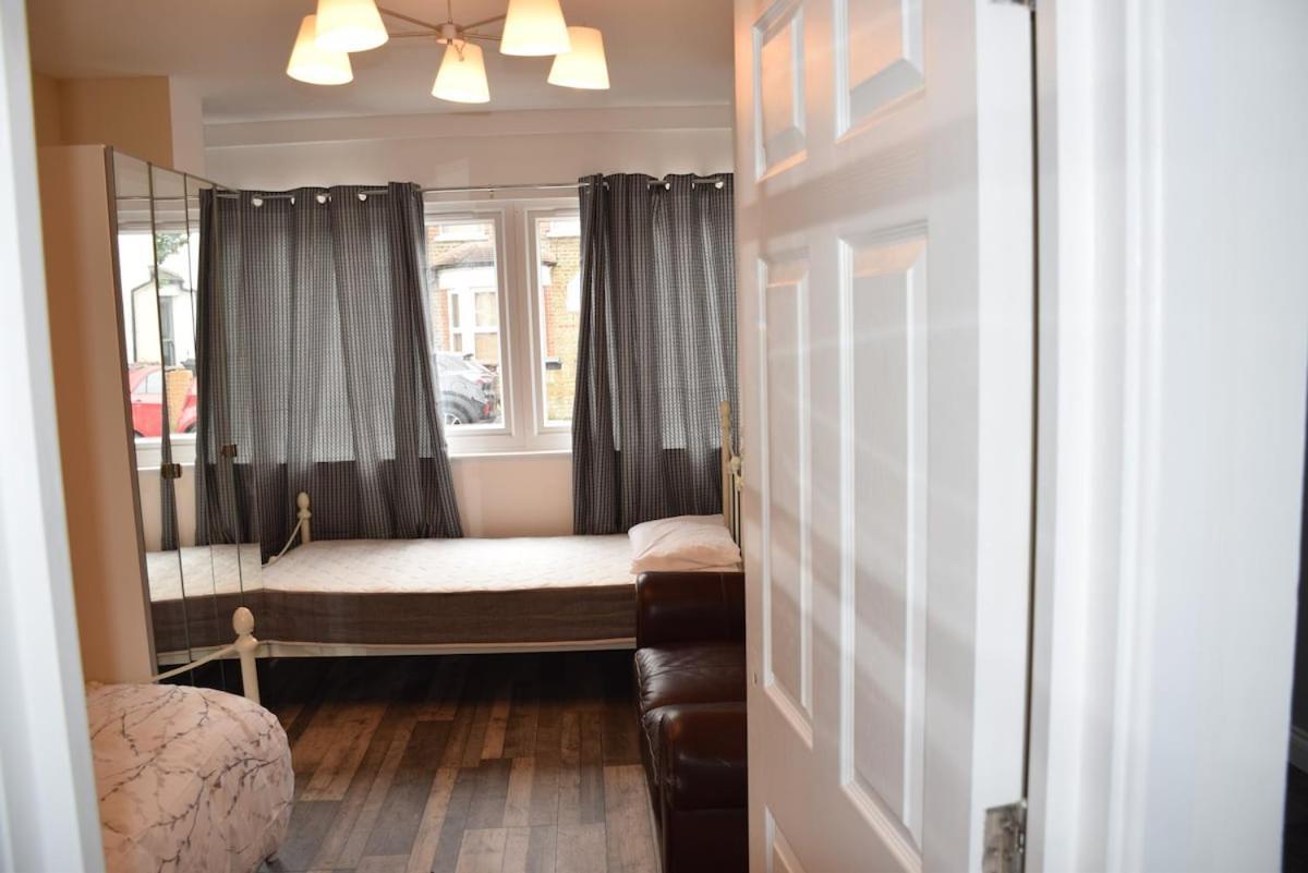 7 Bedroom, 3 Bathrooms, Garden, 20 Mins To Centre Appartement Londres