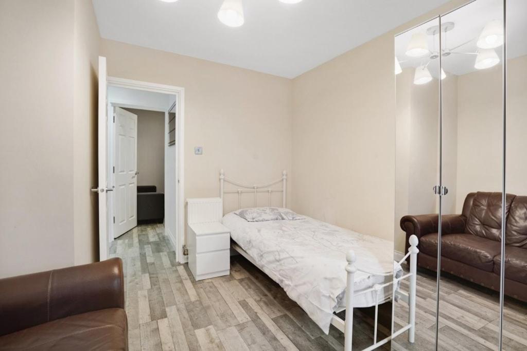 7 Bedroom, 3 Bathrooms, Garden, 20 Mins To Centre Appartement