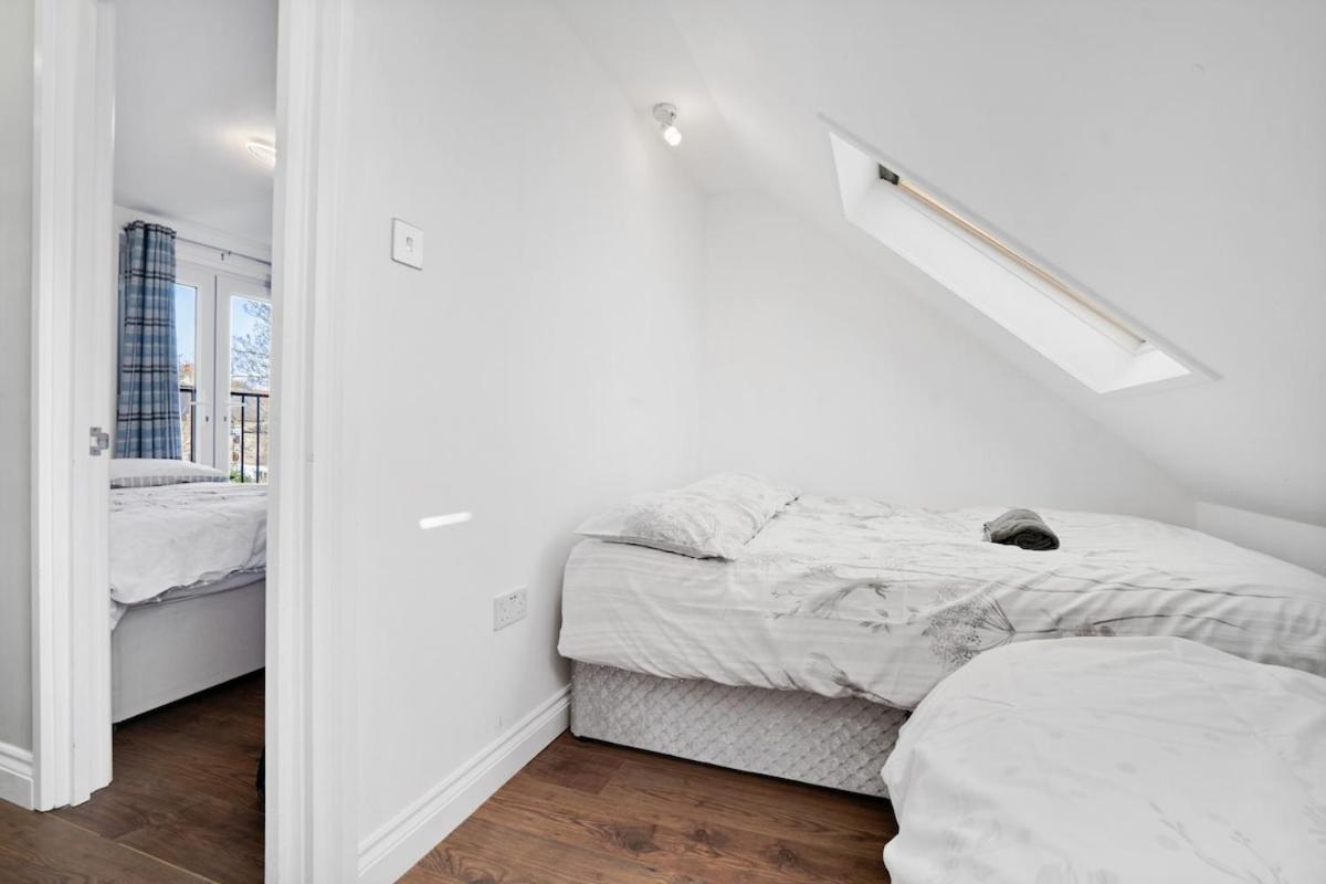 7 Bedroom, 3 Bathrooms, Garden, 20 Mins To Centre Londres