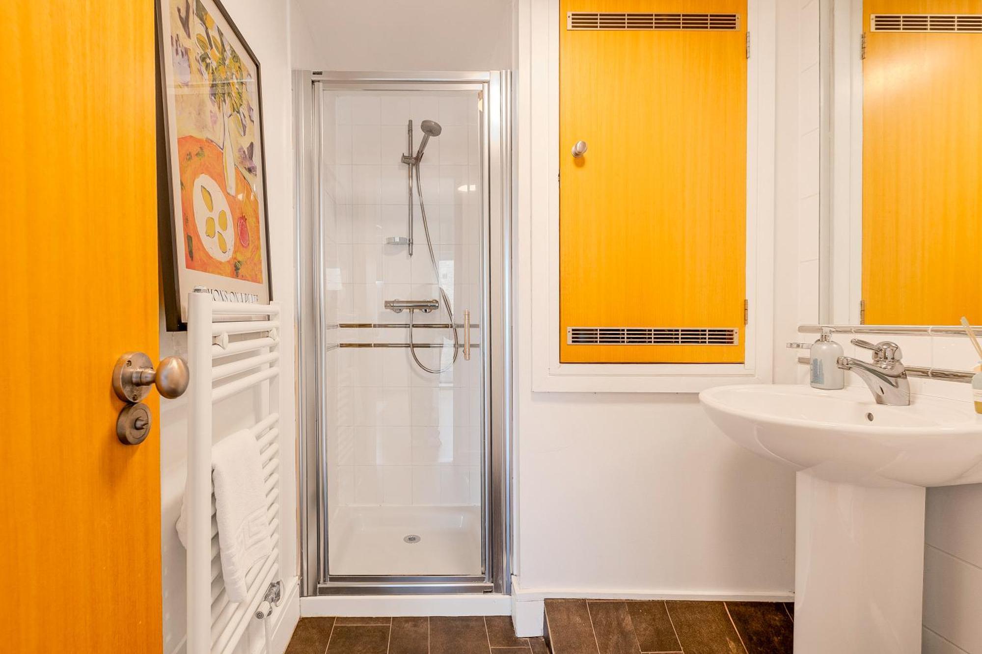 Lit & Airy In Vibrant Spitalfields Appartement