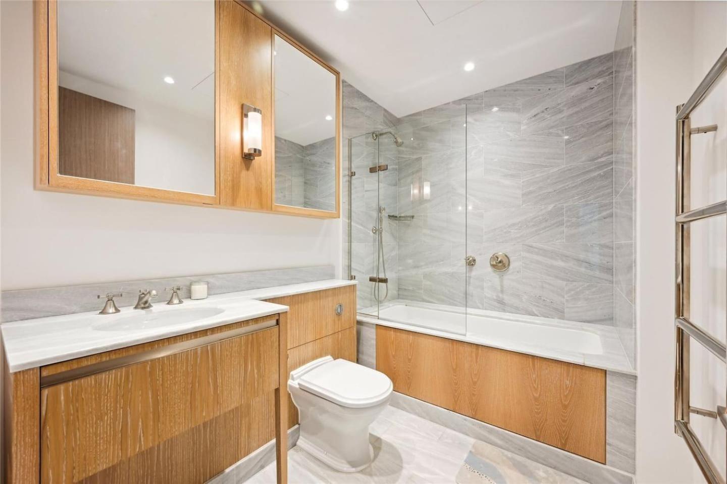 Rum i privatbostad Holland Park 3 Bedroom Apartment *