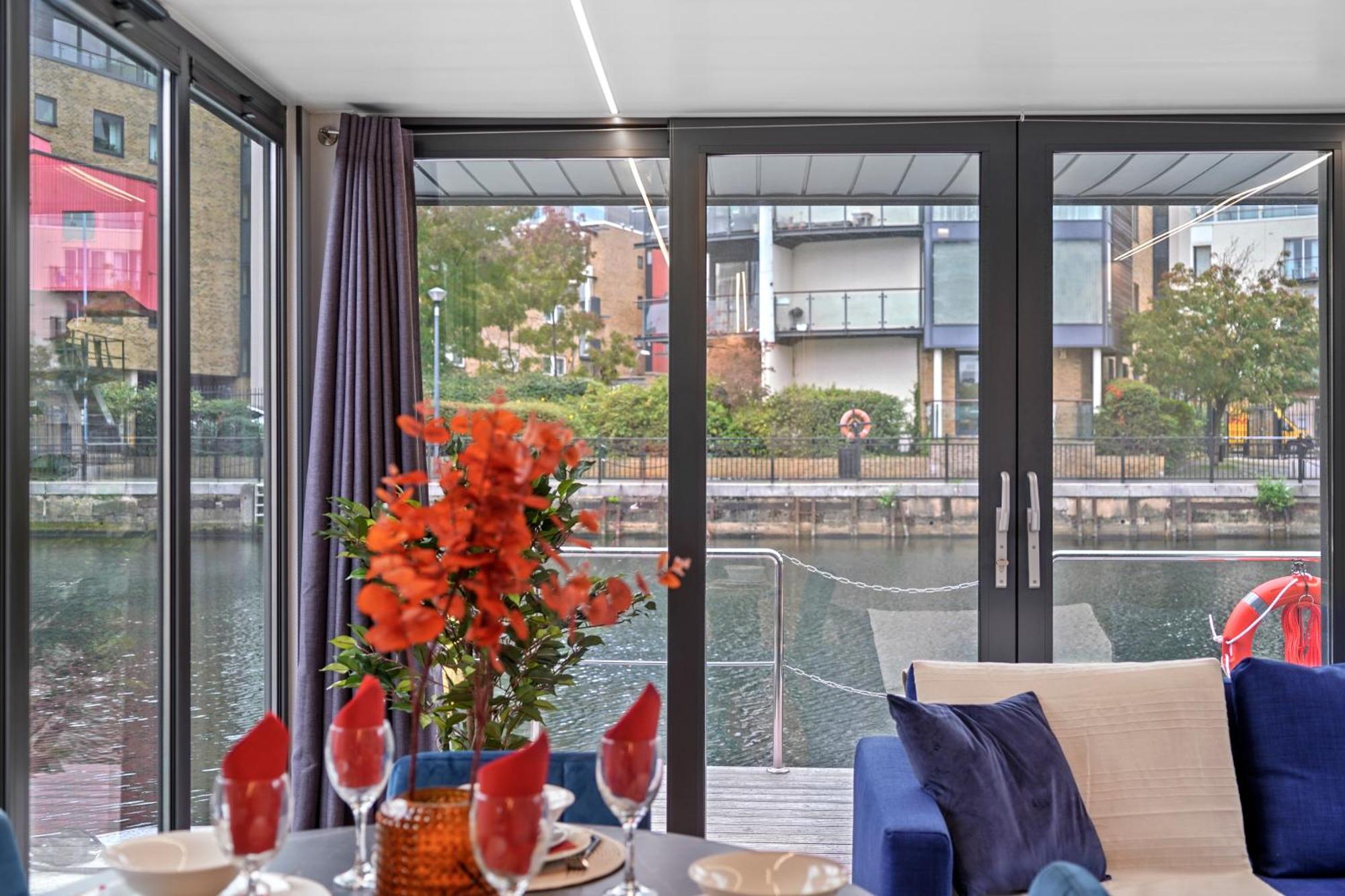 Unique Water In - Sleeps 6 Botel Londen