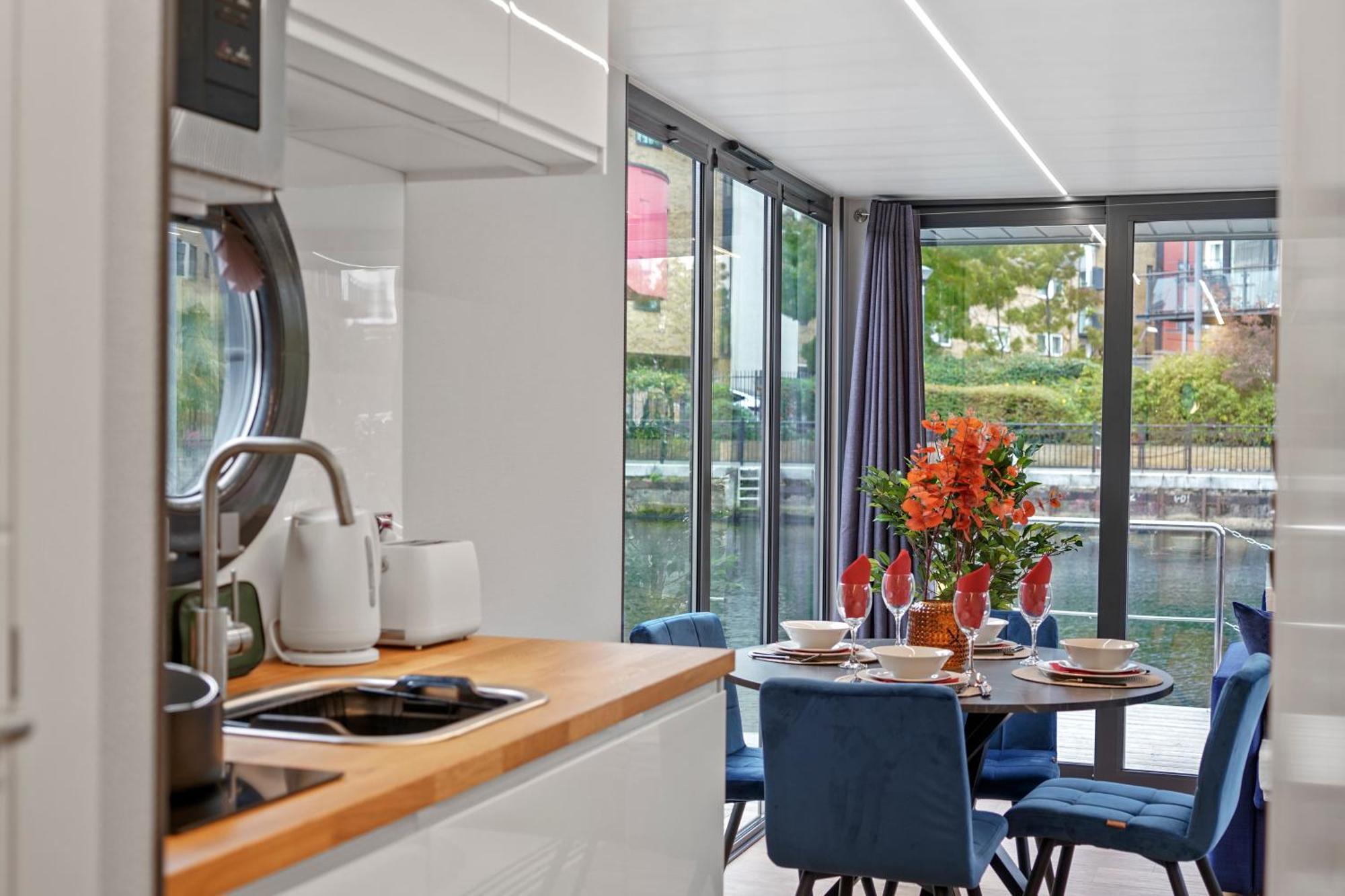 Unique Water In - Sleeps 6 Londen