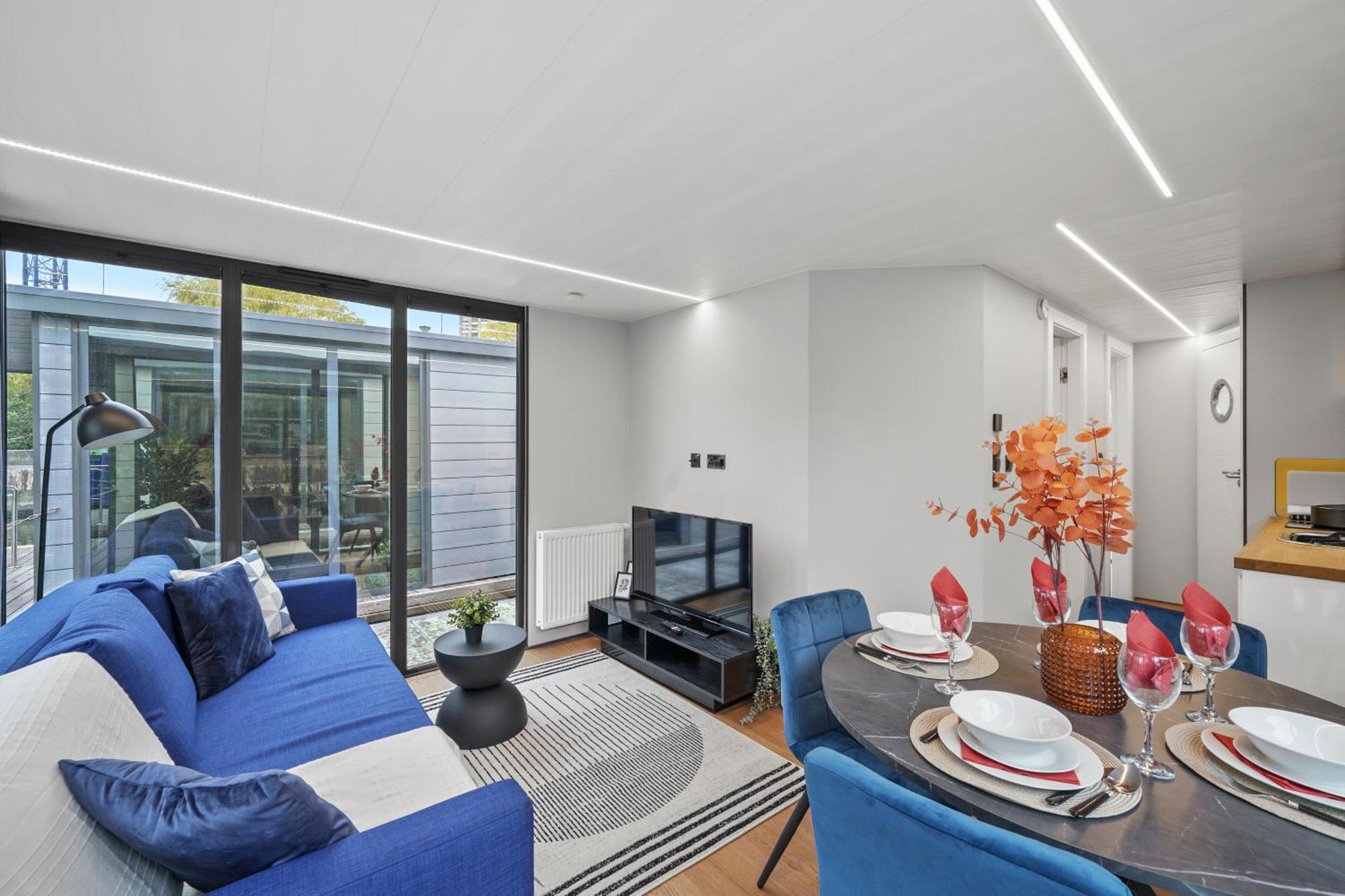Botel Unique Water In - Sleeps 6 Londen
