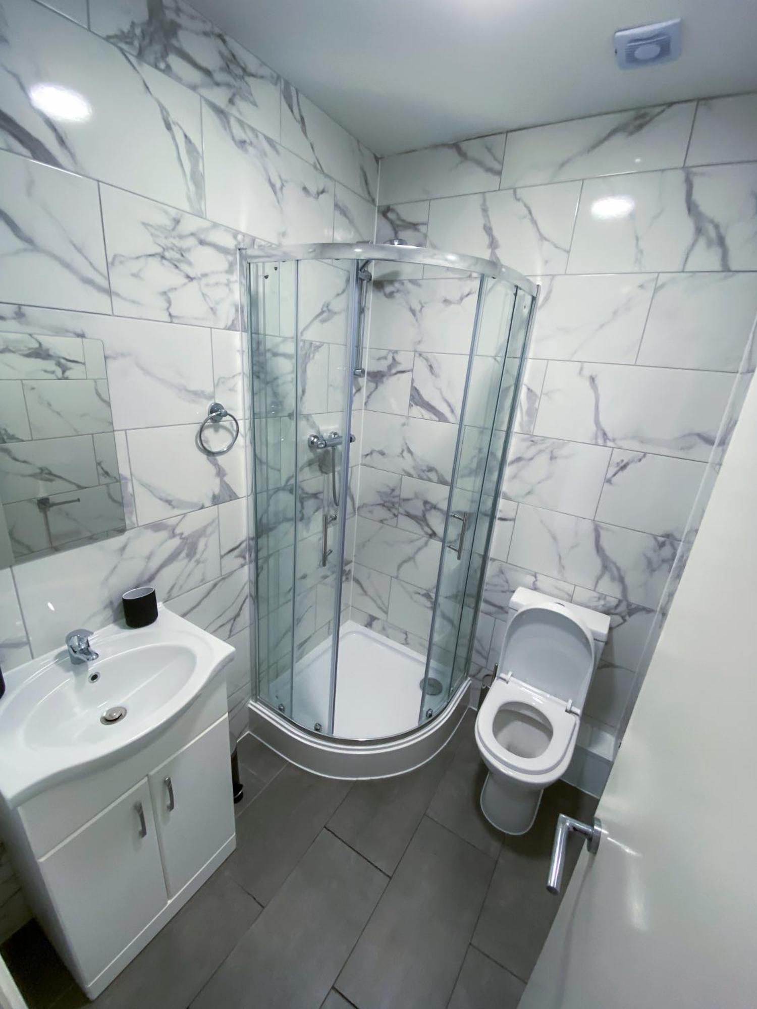 Modern 1 Bedroom Flat In Wood * London