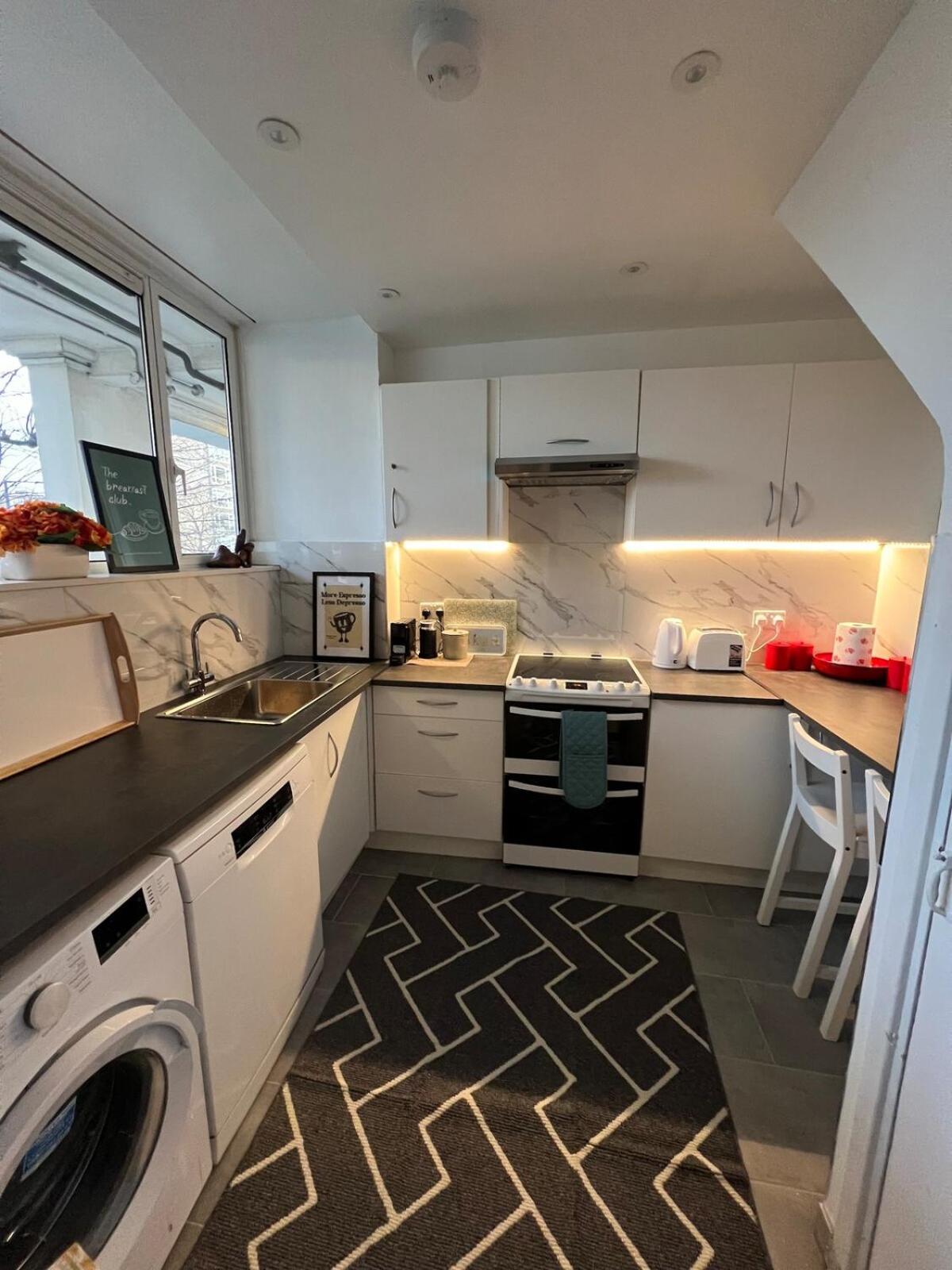 Amazing Location 2 Bed Swiss Lejlighed *