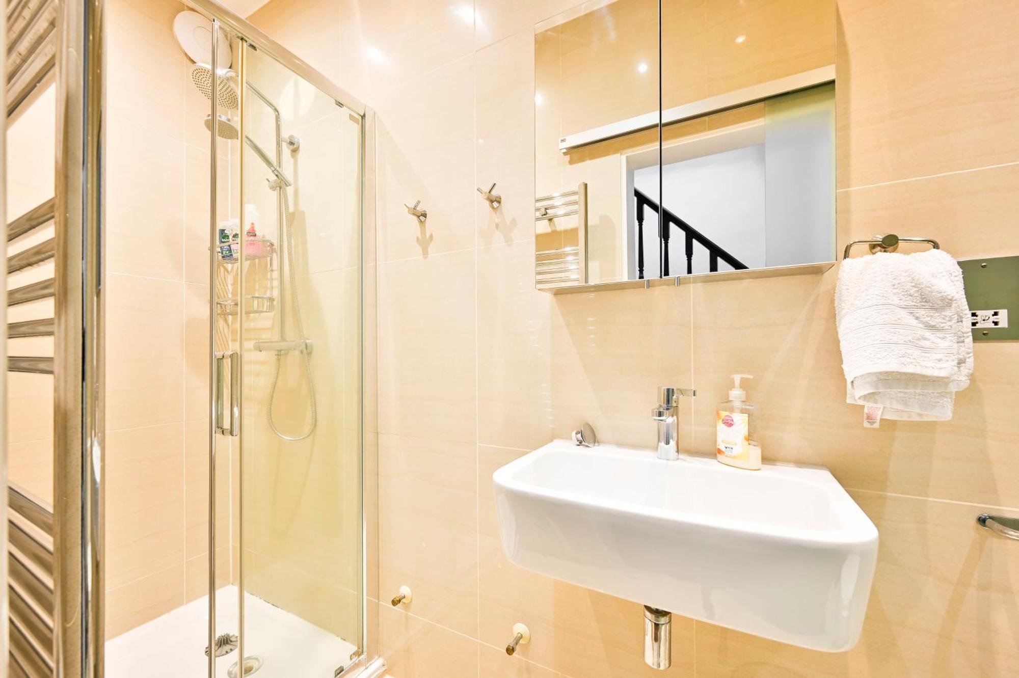 Appartamento Lovely 4 Bedrooms Entire House In Hammersmith Londra