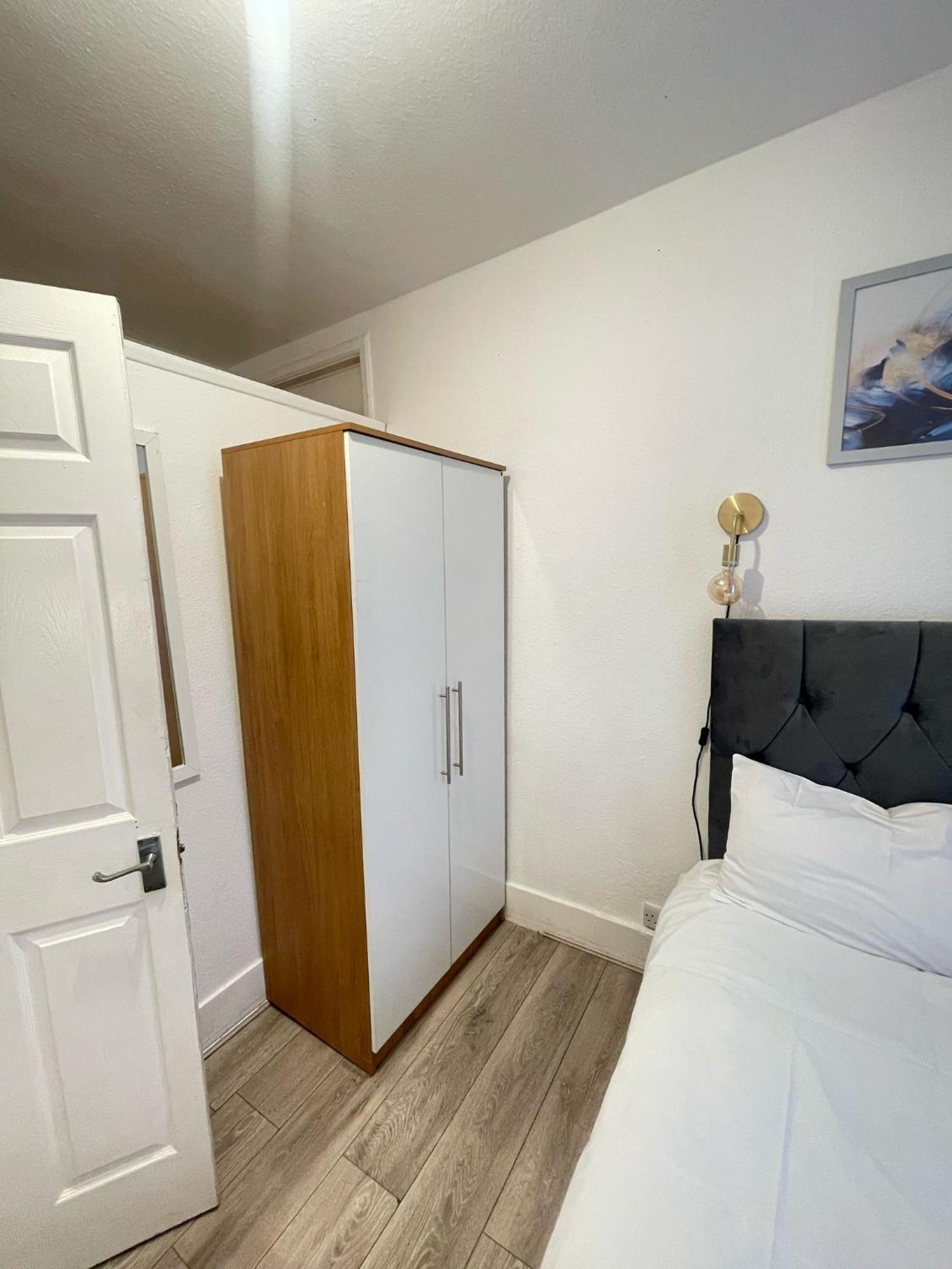 2 Bedroom Flat Ground Floor Lejlighed London