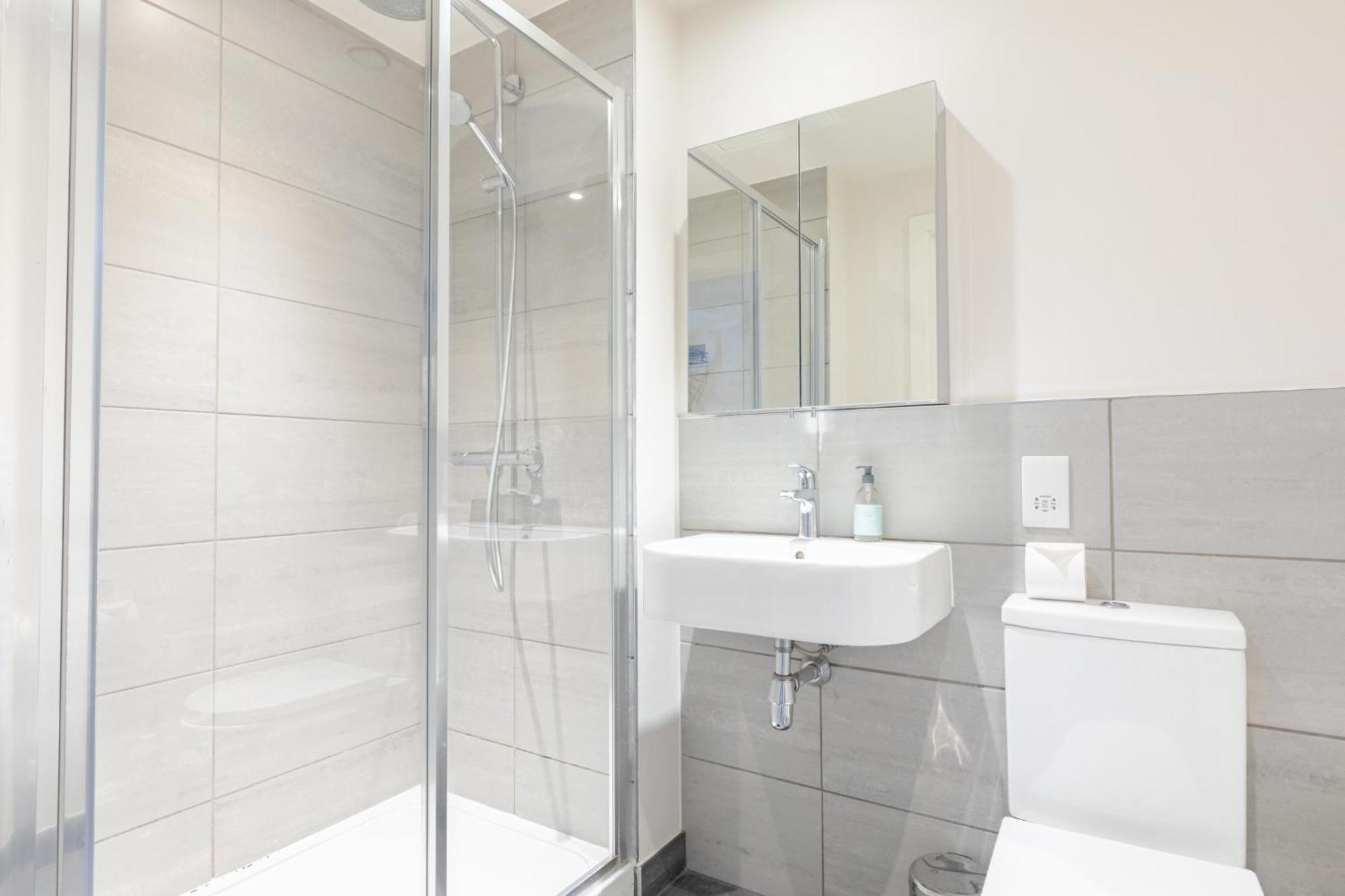 Impeccably Curated 2bd South East Ferienhaus *