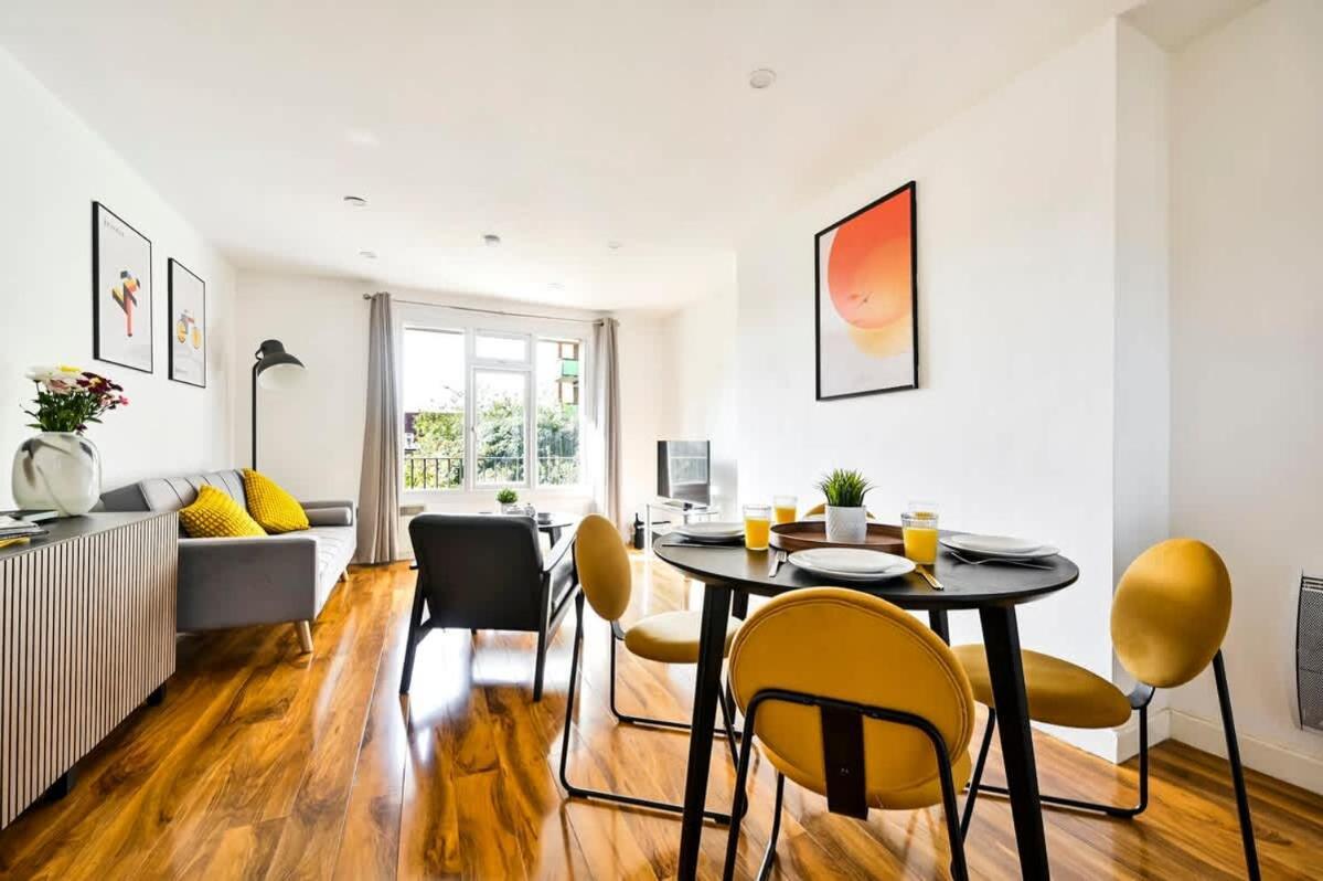 Spacious 2 Bed Duplex - Zone 1 - Workspace Lägenhet