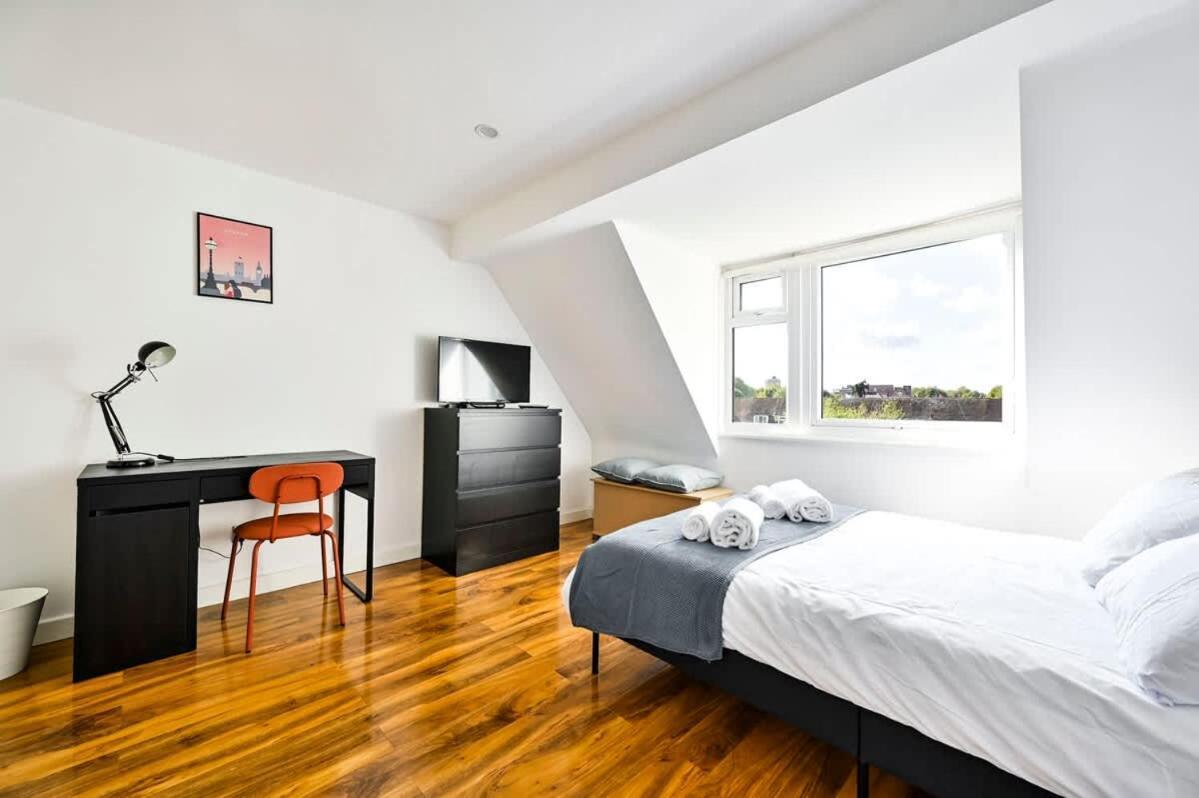 Spacious 2 Bed Duplex - Zone 1 - Workspace Lägenhet London
