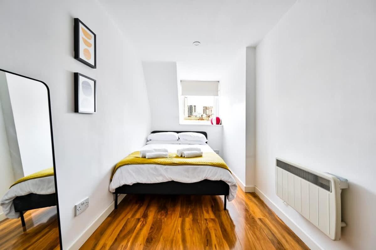 Spacious 2 Bed Duplex - Zone 1 - Workspace Lägenhet